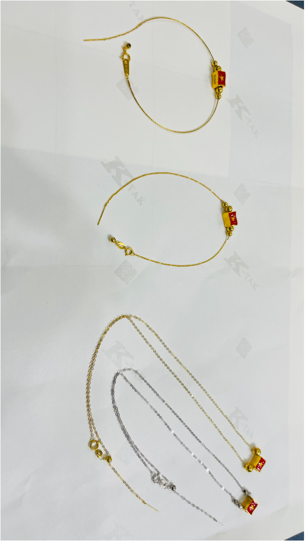 Charm vàng 18k quốc kỳ Việt Nam dịp 30/4 và 2/9 được mọi lứa tuổi yêu thích- Ảnh 4. Charm vàng 18k quốc kỳ Việt Nam dịp 30/4 và 2/9 được mọi lứa tuổi yêu thích- Ảnh 4.