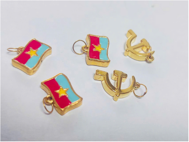 Charm vàng 18k quốc kỳ Việt Nam dịp 30/4 và 2/9 được mọi lứa tuổi yêu thích- Ảnh 5. Charm vàng 18k quốc kỳ Việt Nam dịp 30/4 và 2/9 được mọi lứa tuổi yêu thích- Ảnh 5.