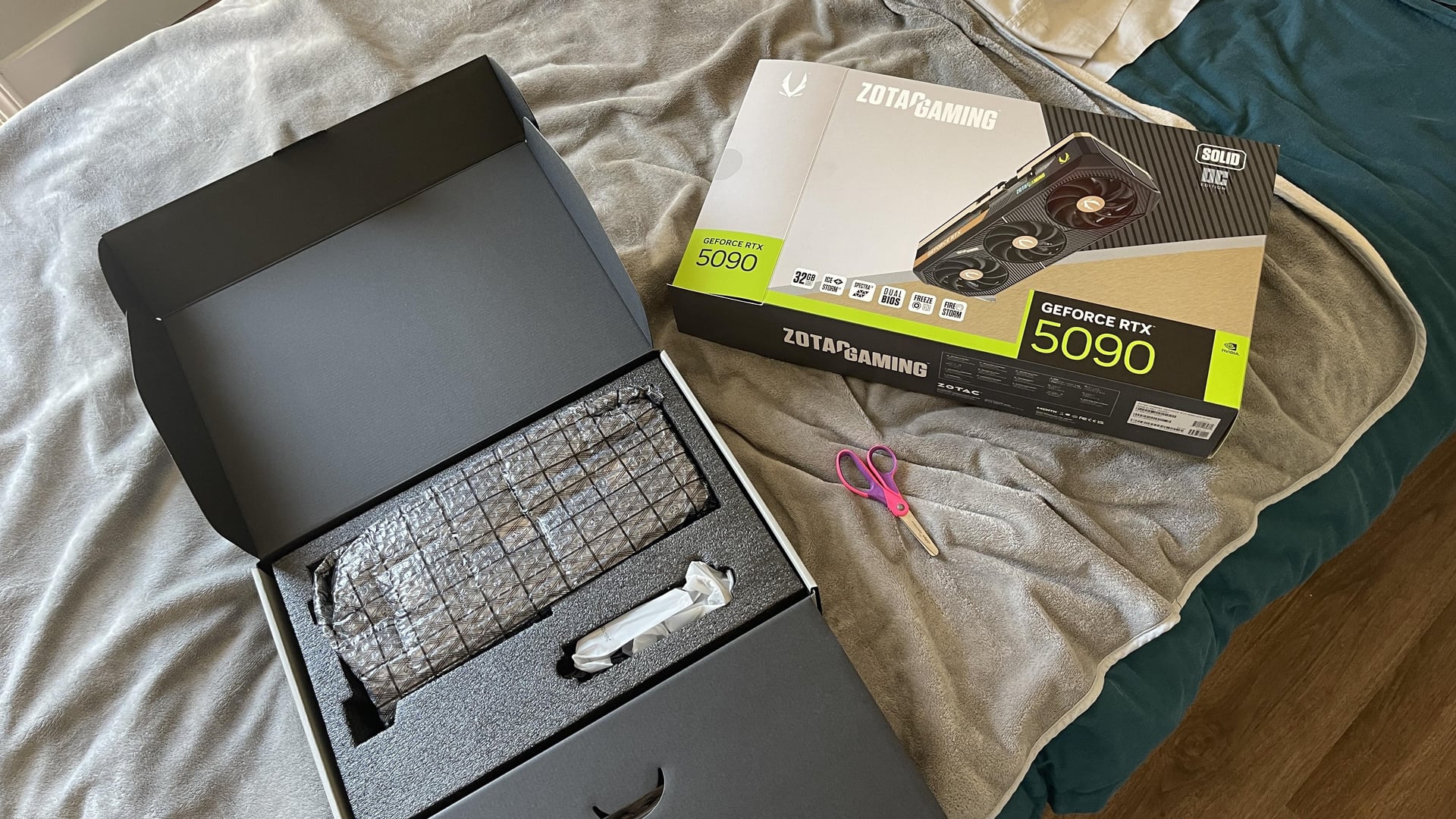 Bỏ 3.000 USD để mua RTX 5090, game thủ khóc ròng khi mở hộp: Bên trong chỉ là 3 chiếc túi đeo chéo- Ảnh 2. Bỏ 3.000 USD để mua RTX 5090, game thủ khóc ròng khi mở hộp: Bên trong chỉ là 3 chiếc túi đeo chéo- Ảnh 2.
