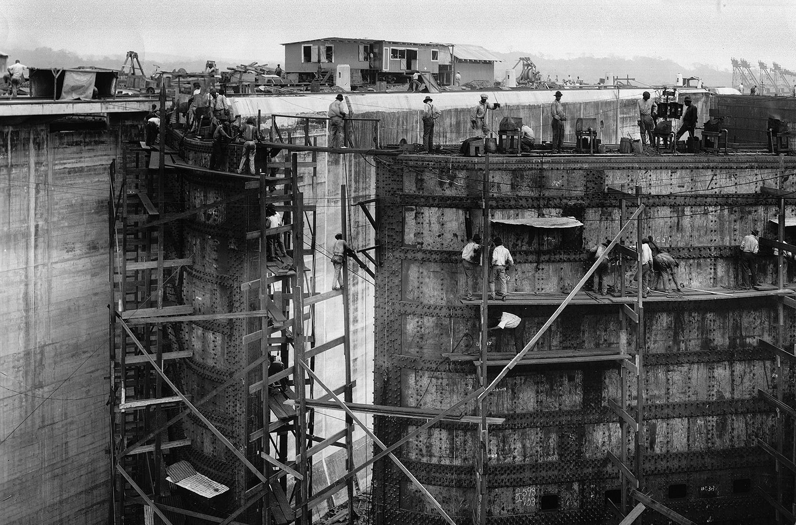 men-locks-panama-canal-17463347097991790906317-1746338654234-17463386543151086134485.jpg