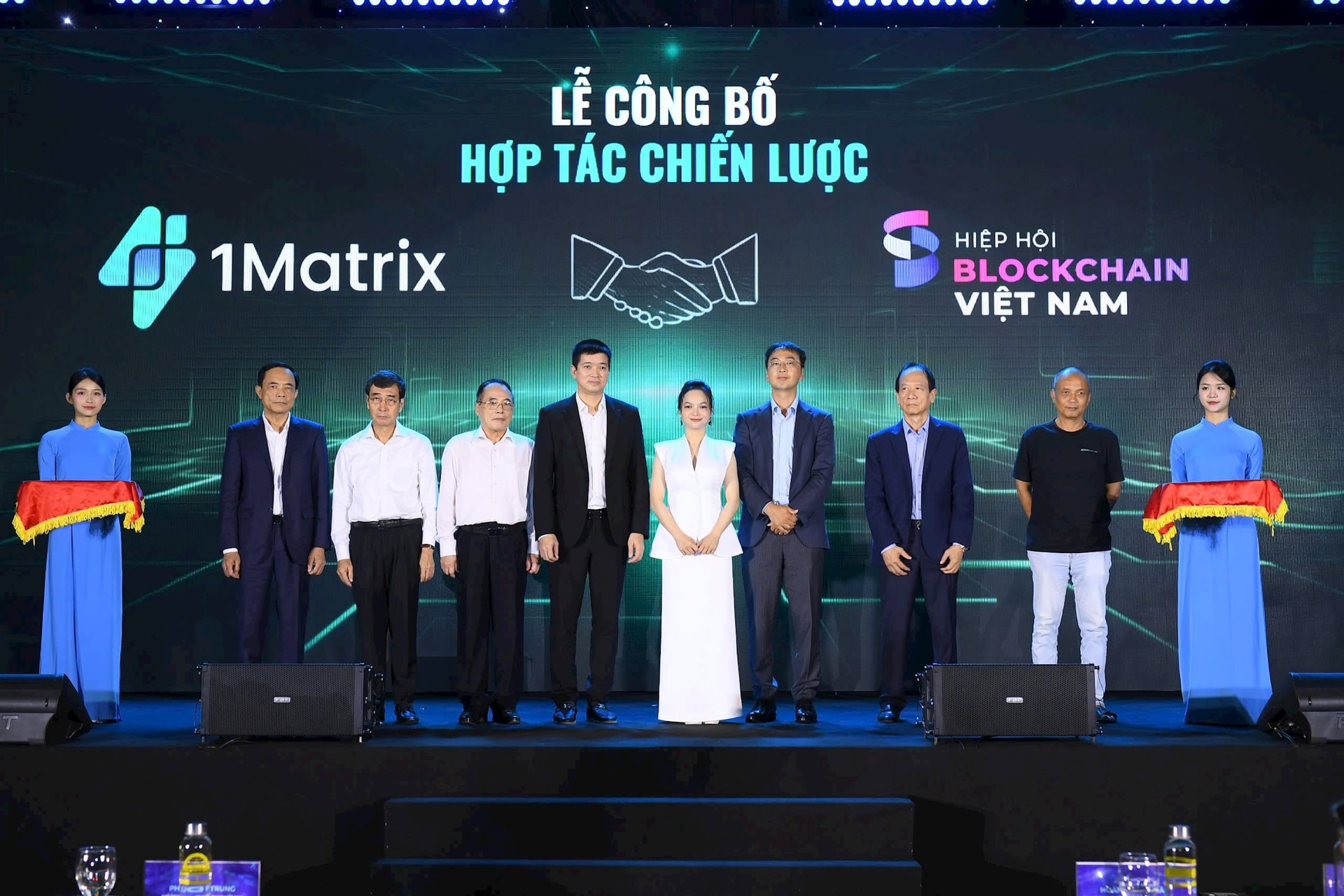 Kiến trúc sư trưởng mạng Blockchain Việt Nam và con trai tỷ phú Hồ Hùng Anh chính thức ra mắt công ty về blockchain "Make in Vietnam"- Ảnh 1. Kiến trúc sư trưởng mạng Blockchain Việt Nam và con trai tỷ phú Hồ Hùng Anh chính thức ra mắt công ty về blockchain "Make in Vietnam"- Ảnh 1.