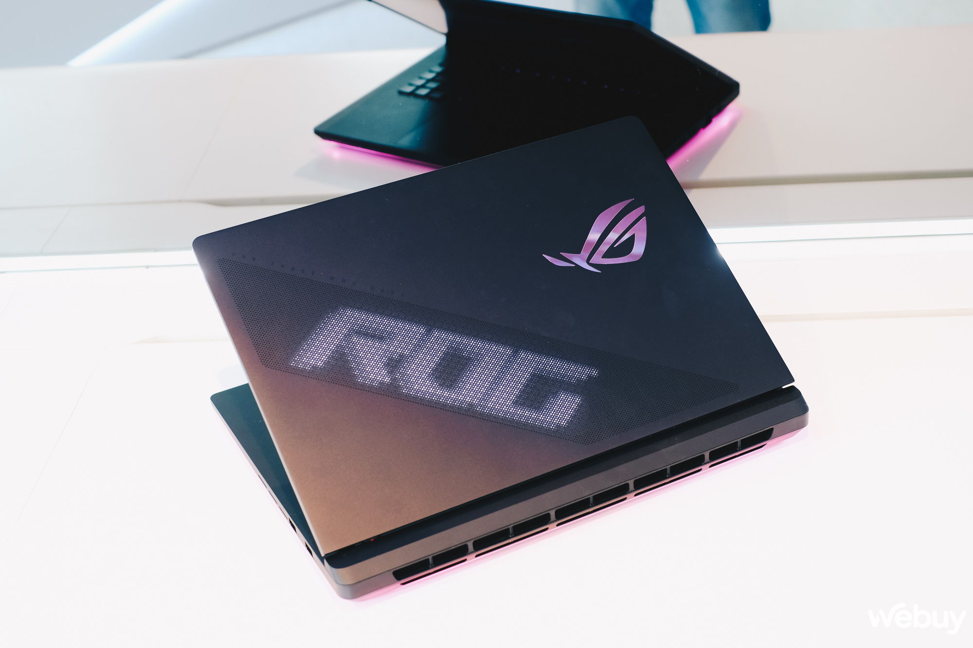 Cận cảnh loạt laptop gaming ASUS ROG sử dụng GPU RTX 50 Series vừa ra mắt tại Việt Nam: Giá lên tới hơn 140 triệu đồng- Ảnh 2. Cận cảnh loạt laptop gaming ASUS ROG sử dụng GPU RTX 50 Series vừa ra mắt tại Việt Nam: Giá lên tới hơn 140 triệu đồng- Ảnh 2.