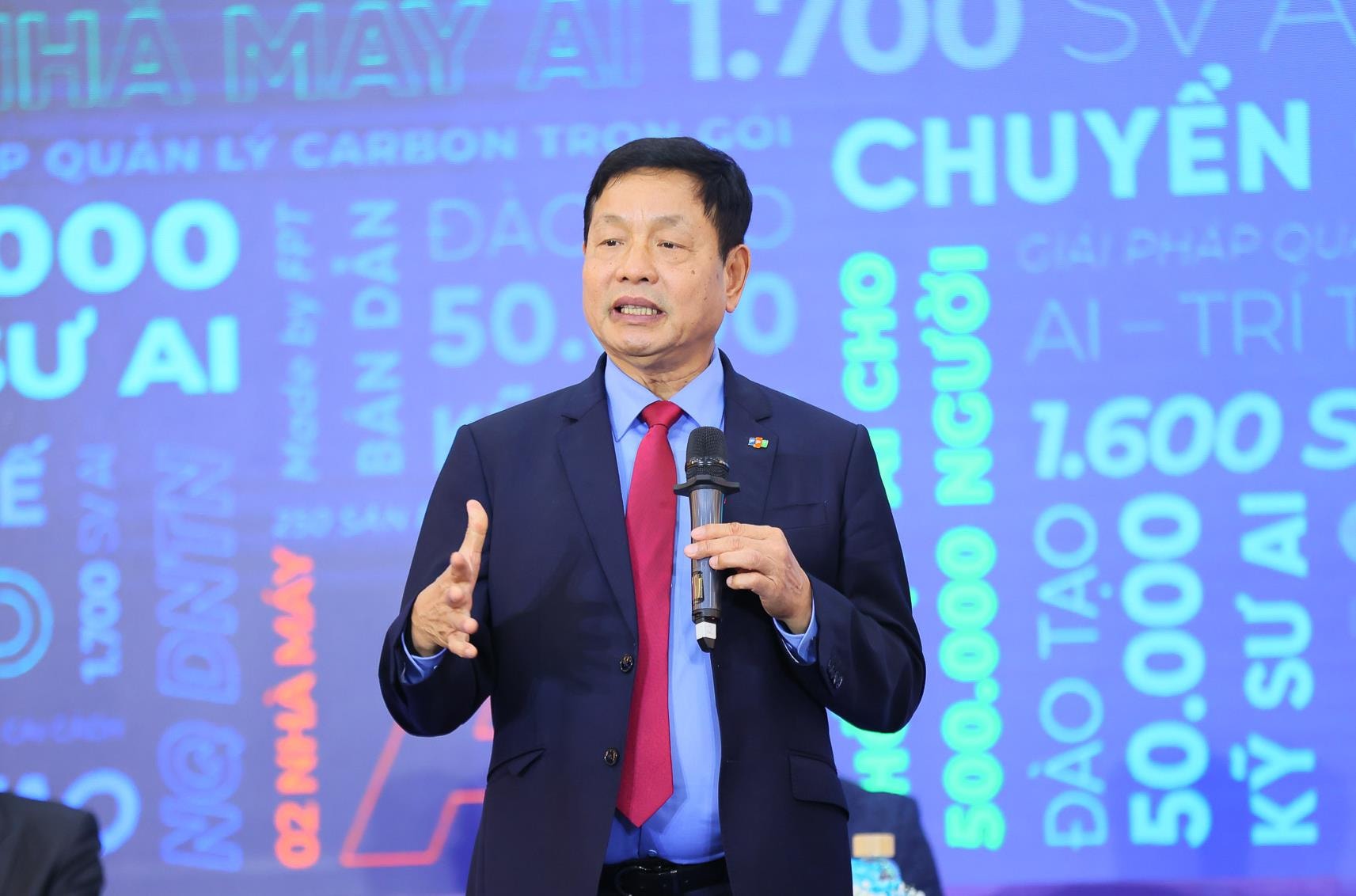 Chủ tịch FPT Trương Gia Bình: Để dân tộc Việt Nam xứng tầm với hàng ngũ các dân tộc tiên tiến, trong tương lai, lực lượng lao động ai cũng phải biết tin học và AI- Ảnh 1. Chủ tịch FPT Trương Gia Bình: Để dân tộc Việt Nam xứng tầm với hàng ngũ các dân tộc tiên tiến, trong tương lai, lực lượng lao động ai cũng phải biết tin học và AI- Ảnh 1.