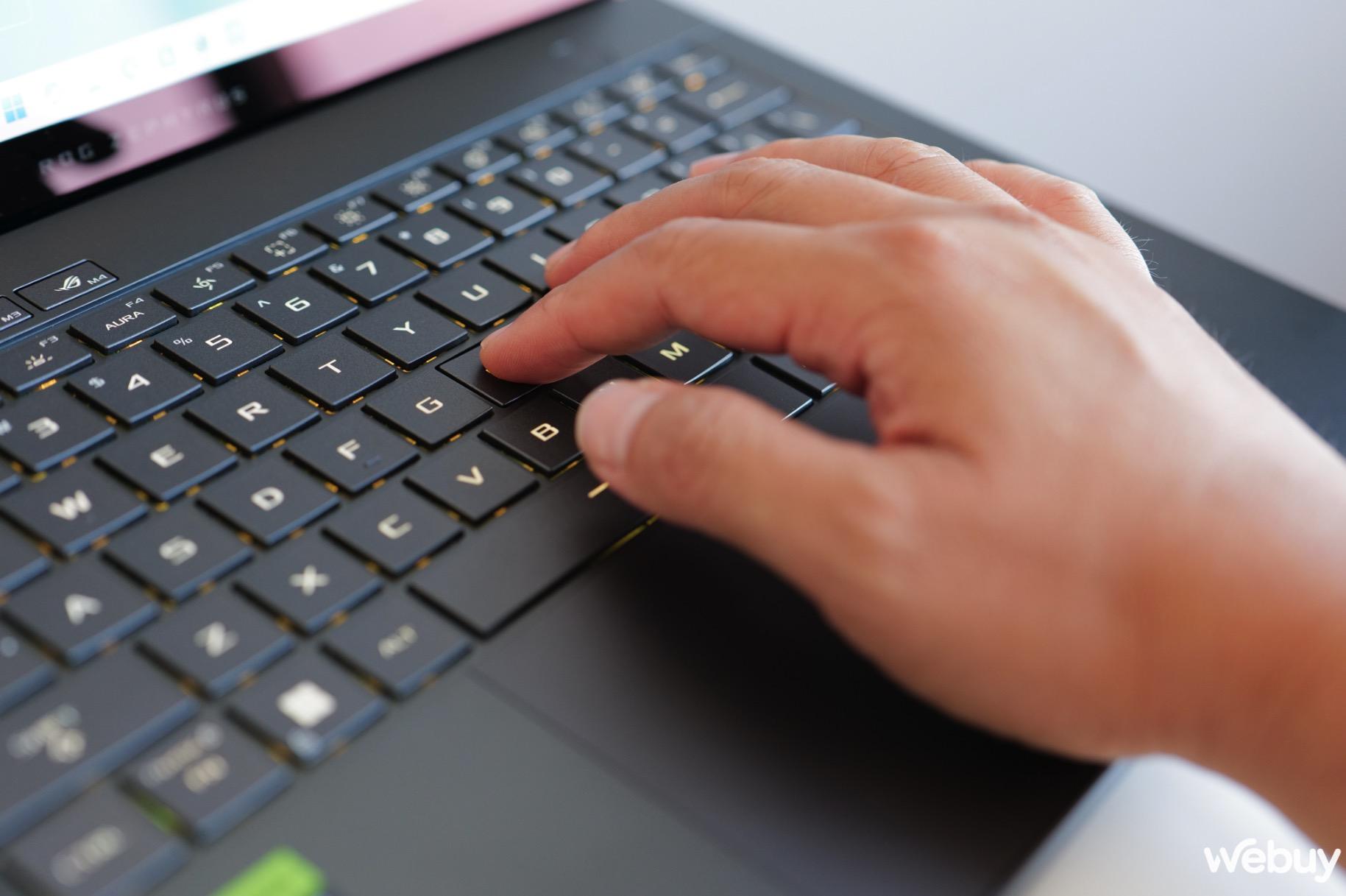 Đánh giá ROG Zephyrus G14 2025: Không ai nghĩ laptop gaming mỏng nhẹ như này lại “giấu hàng nặng” RTX 5080- Ảnh 8. Đánh giá ROG Zephyrus G14 2025: Không ai nghĩ laptop gaming mỏng nhẹ như này lại “giấu hàng nặng” RTX 5080- Ảnh 8.