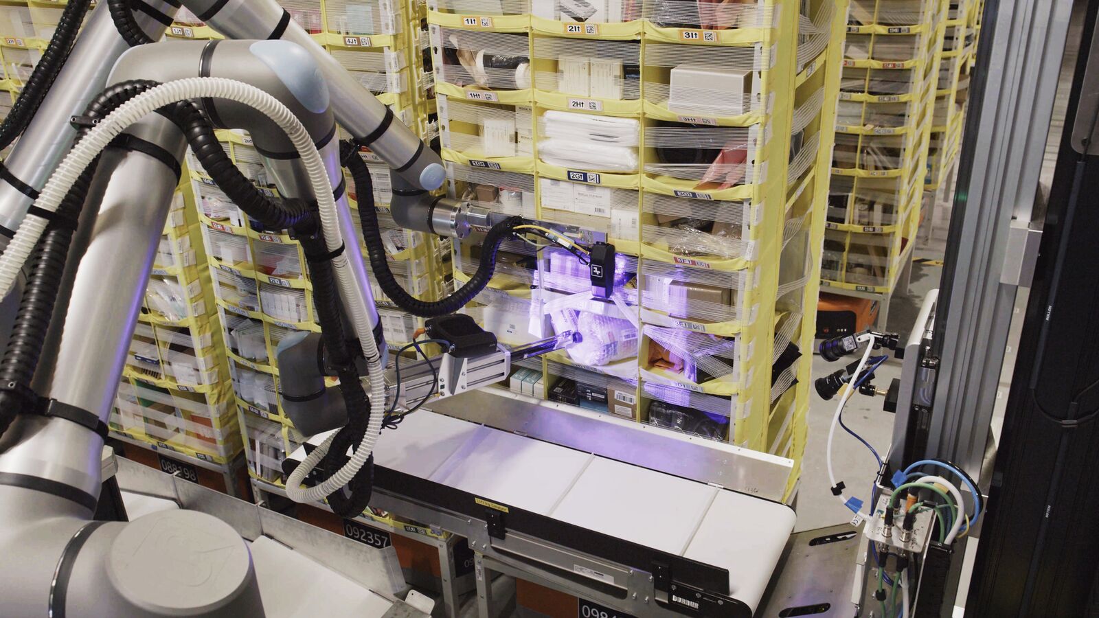 Robot mới của Amazon có thể phân biệt hàng hóa chỉ bằng một cú chạm- Ảnh 3. Robot mới của Amazon có thể phân biệt hàng hóa chỉ bằng một cú chạm- Ảnh 3.