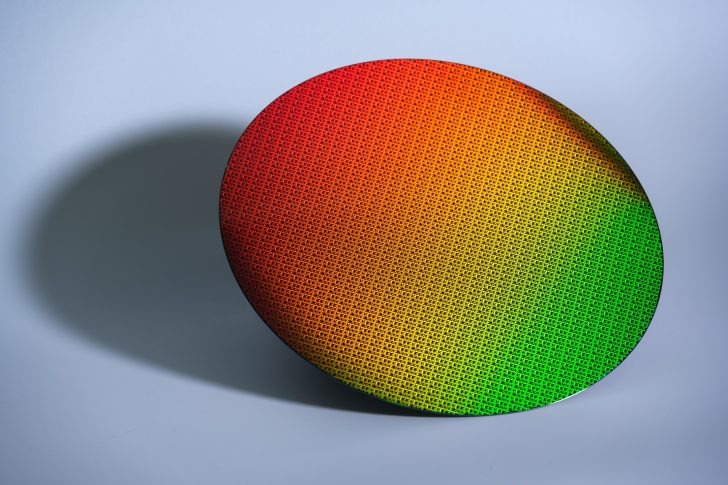 intel-18a-wafer-1-custom-728x485-1746799972700-1746799973897280061512.jpg