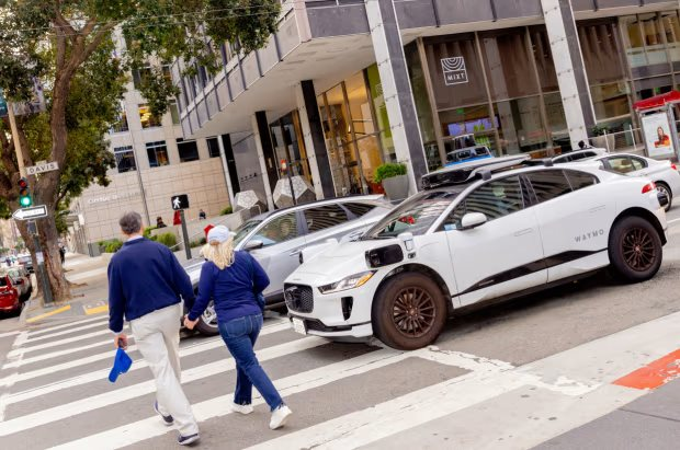 Ngày tàn nghề lái taxi: Dự án robotaxi của Google vượt mặt Tesla, đạt 10 triệu lượt đặt khiến Elon Musk phải cay cú, ngành gọi xe đang sắp có ‘bão’- Ảnh 4. Ngày tàn nghề lái taxi: Dự án robotaxi của Google vượt mặt Tesla, đạt 10 triệu lượt đặt khiến Elon Musk phải cay cú, ngành gọi xe đang sắp có ‘bão’- Ảnh 4.