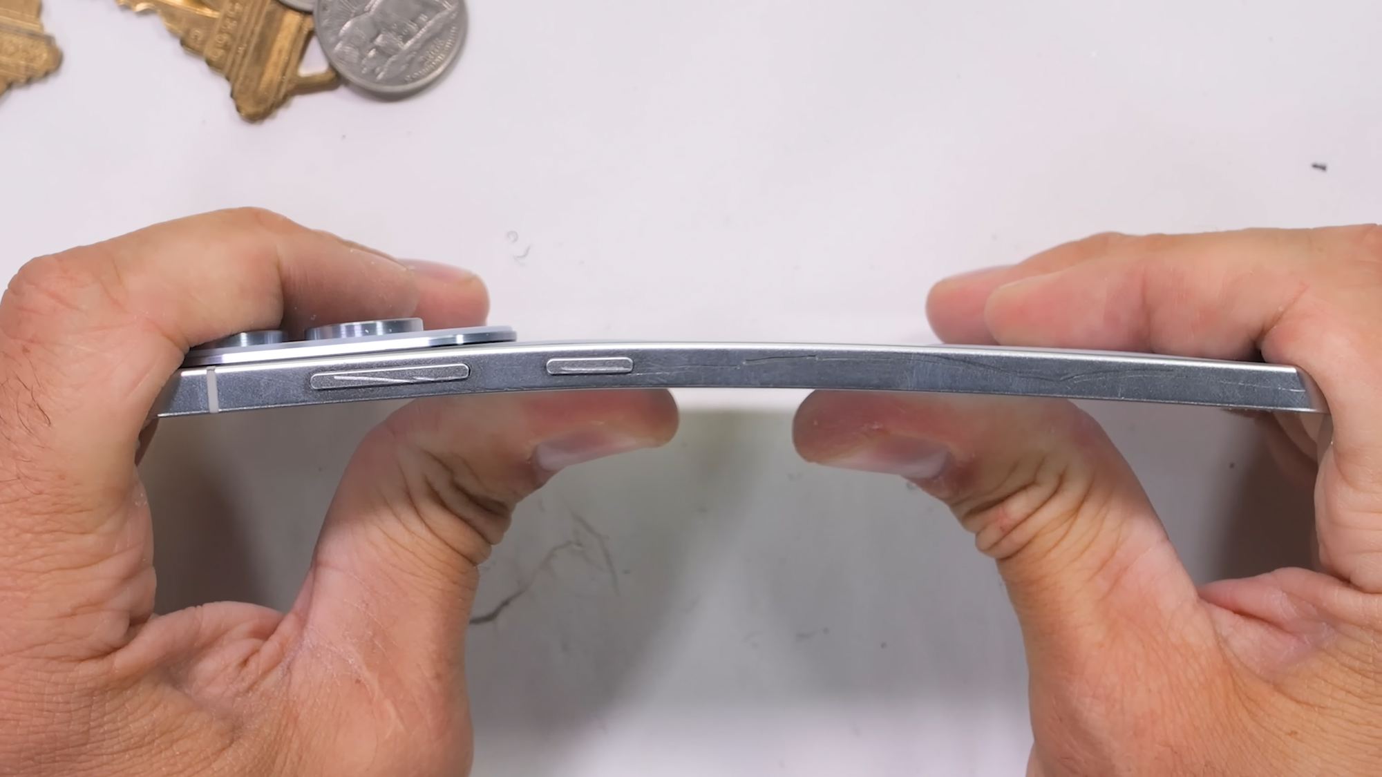 Mỏng chỉ 5.8mm nhưng Galaxy S25 Edge bẻ cong không gãy, đến JerryRigEverything cũng phải thán phục- Ảnh 1. Mỏng chỉ 5.8mm nhưng Galaxy S25 Edge bẻ cong không gãy, đến JerryRigEverything cũng phải thán phục- Ảnh 1.