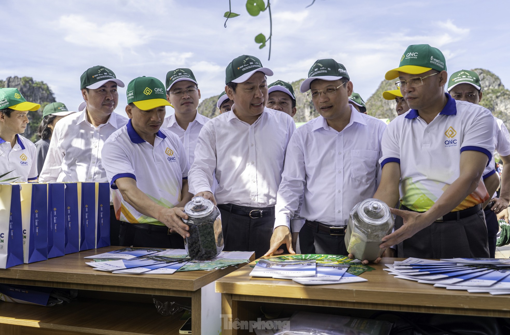 Ngỡ ngàng trước những tác phẩm có mặt tại chiến dịch 'chống ô nhiễm nhựa'- Ảnh 6. Ngỡ ngàng trước những tác phẩm có mặt tại chiến dịch 'chống ô nhiễm nhựa'- Ảnh 6.
