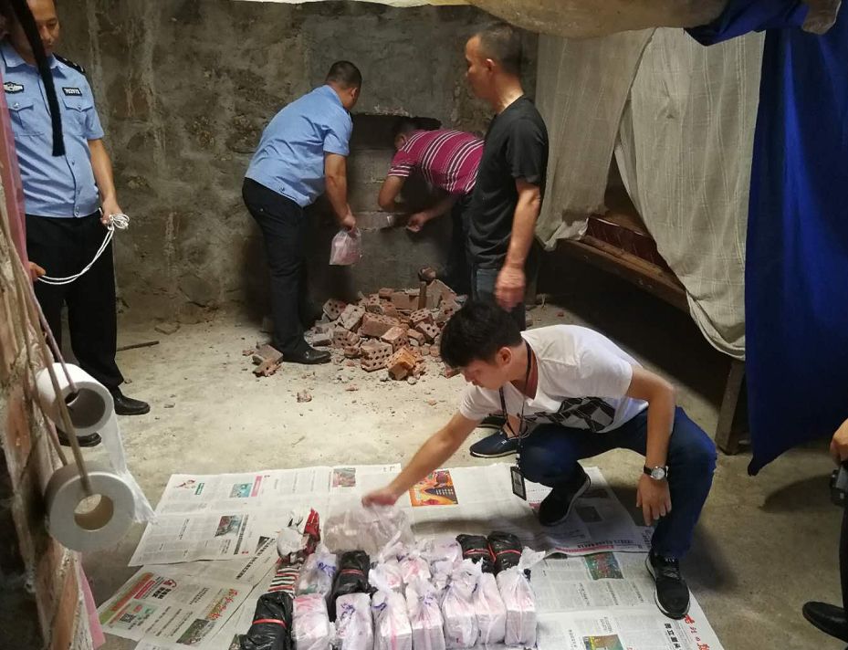 Tịch thu 18 tỷ đồng tiền mặt xếp từng cọc ngay ngắn trong tường 1 căn nhà xập xệ- Ảnh 1.