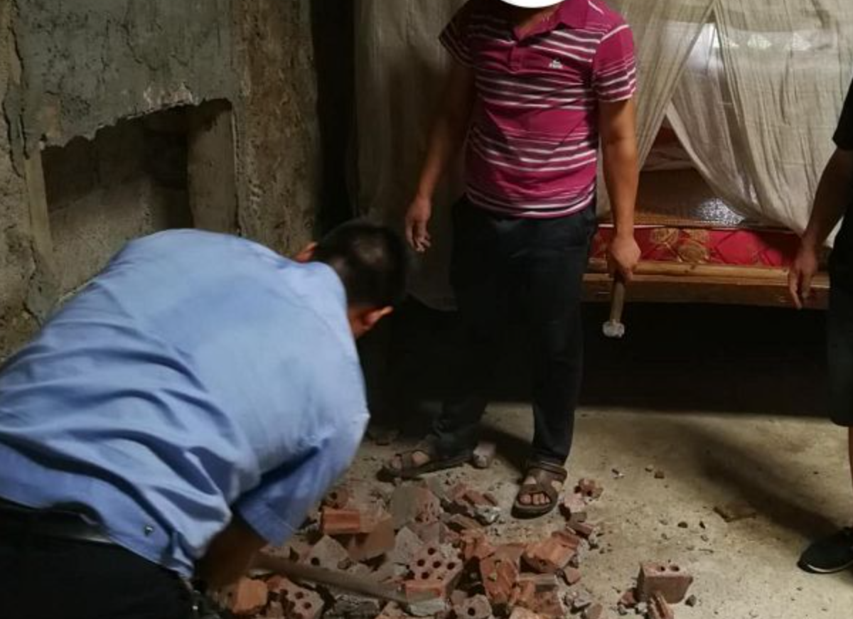 Tịch thu 18 tỷ đồng tiền mặt xếp từng cọc ngay ngắn trong tường 1 căn nhà xập xệ- Ảnh 2.