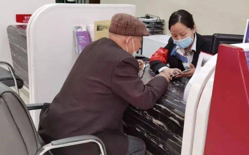 Gửi tiết kiệm 12 tỷ đồng, 3 tháng sau kiểm tra thấy tài khoản trống trơn, người đàn ông đâm đơn kiện: Tòa tuyên án “ngân hàng không có trách nhiệm đền bù”!- Ảnh 1. Gửi tiết kiệm 12 tỷ đồng, 3 tháng sau kiểm tra thấy tài khoản trống trơn, người đàn ông đâm đơn kiện: Tòa tuyên án “ngân hàng không có trách nhiệm đền bù”!- Ảnh 1.
