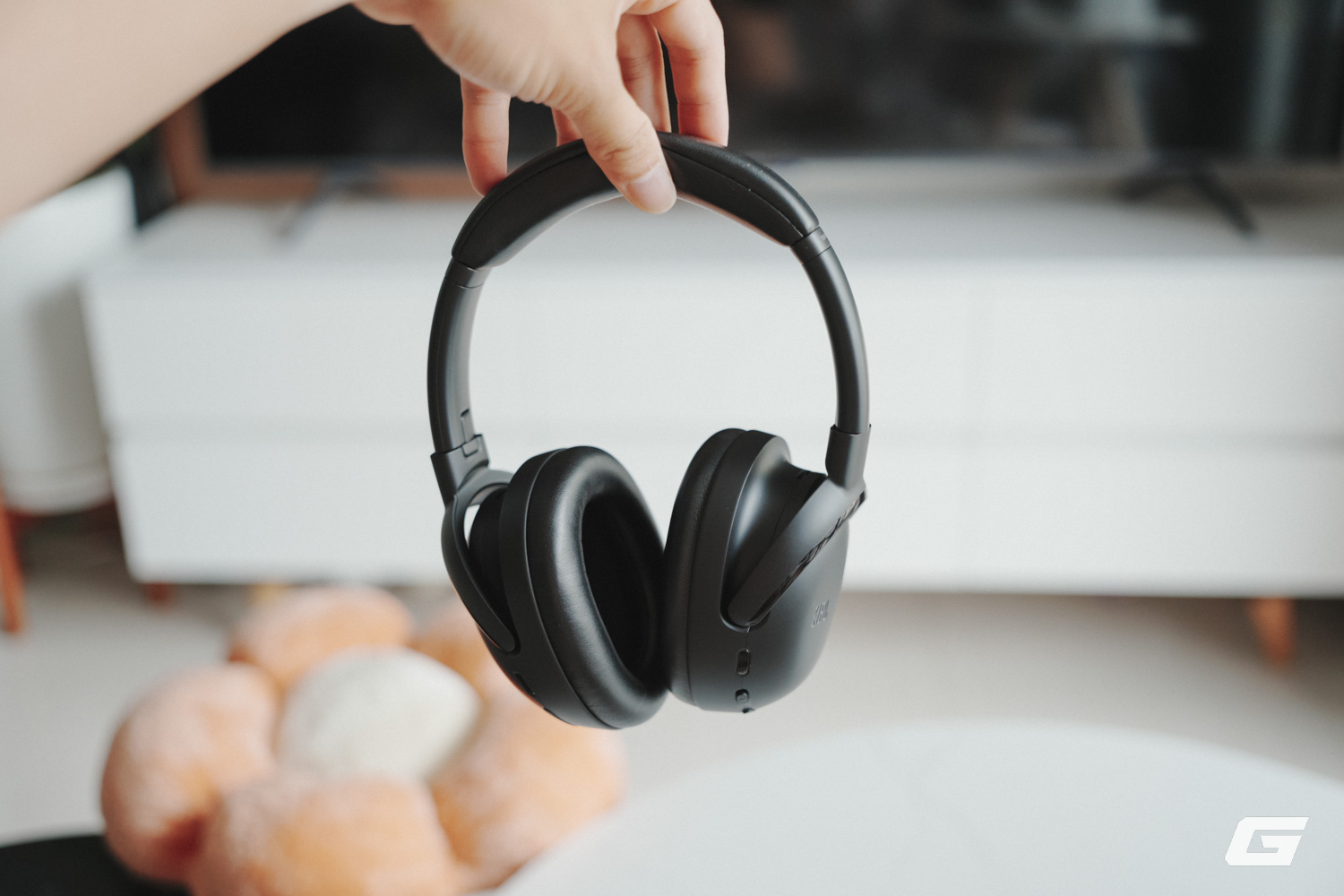 Trải nghiệm JBL Tour One M3 Smart Tx: Chống ồn ấn tượng, đeo “sướng” tai, pin bền lại có thêm phụ kiện kết nối kèm màn hình cảm ứng rất hay- Ảnh 1. Trải nghiệm JBL Tour One M3 Smart Tx: Chống ồn ấn tượng, đeo “sướng” tai, pin bền lại có thêm phụ kiện kết nối kèm màn hình cảm ứng rất hay- Ảnh 1.