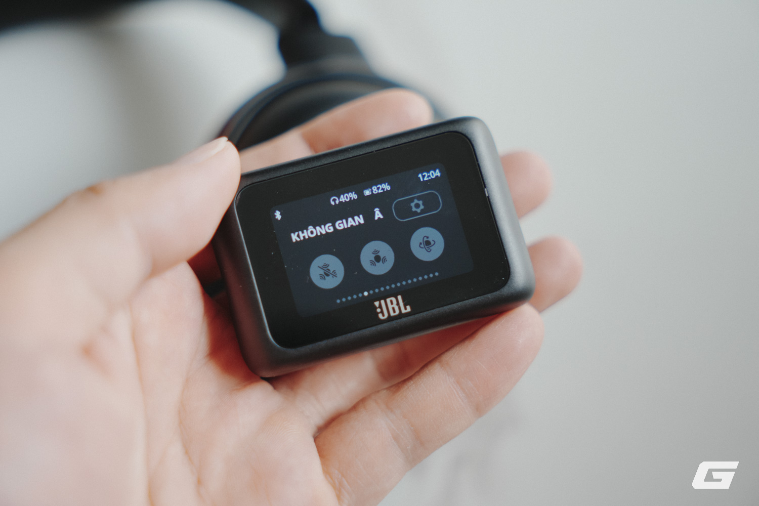 Trải nghiệm JBL Tour One M3 Smart Tx: Chống ồn ấn tượng, đeo “sướng” tai, pin bền lại có thêm phụ kiện kết nối kèm màn hình cảm ứng rất hay- Ảnh 30. Trải nghiệm JBL Tour One M3 Smart Tx: Chống ồn ấn tượng, đeo “sướng” tai, pin bền lại có thêm phụ kiện kết nối kèm màn hình cảm ứng rất hay- Ảnh 30.