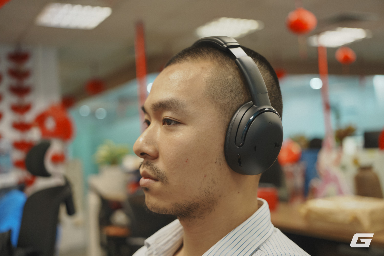 Trải nghiệm JBL Tour One M3 Smart Tx: Chống ồn ấn tượng, đeo “sướng” tai, pin bền lại có thêm phụ kiện kết nối kèm màn hình cảm ứng rất hay- Ảnh 2. Trải nghiệm JBL Tour One M3 Smart Tx: Chống ồn ấn tượng, đeo “sướng” tai, pin bền lại có thêm phụ kiện kết nối kèm màn hình cảm ứng rất hay- Ảnh 2.