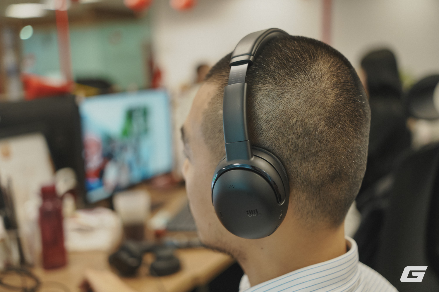 Trải nghiệm JBL Tour One M3 Smart Tx: Chống ồn ấn tượng, đeo “sướng” tai, pin bền lại có thêm phụ kiện kết nối kèm màn hình cảm ứng rất hay- Ảnh 10. Trải nghiệm JBL Tour One M3 Smart Tx: Chống ồn ấn tượng, đeo “sướng” tai, pin bền lại có thêm phụ kiện kết nối kèm màn hình cảm ứng rất hay- Ảnh 10.