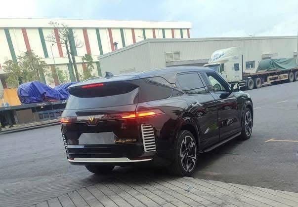 Lộ ảnh xe VinFast mới: Nhiều chi tiết giống VF 9, có thể chống đạn, đại lý báo ra mắt tháng 8 tới- Ảnh 3. Lộ ảnh xe VinFast mới: Nhiều chi tiết giống VF 9, có thể chống đạn, đại lý báo ra mắt tháng 8 tới- Ảnh 3.