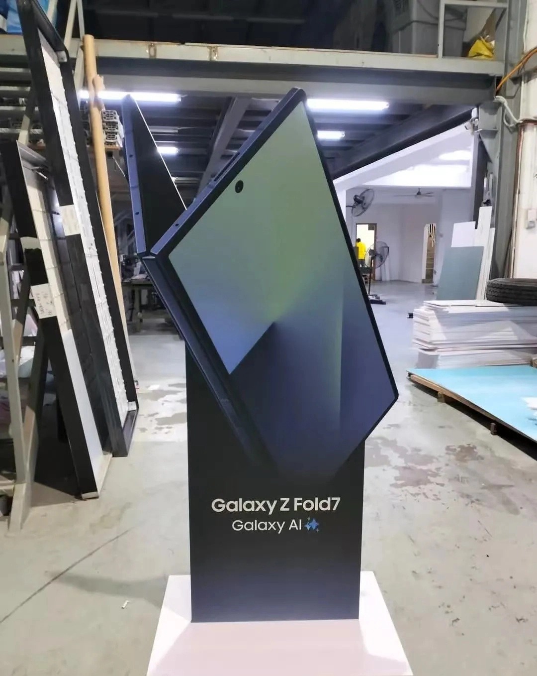 Galaxy Z Fold7 với thiết kế siêu mỏng lộ diện theo cách không thể kỳ lạ hơn: Trong... xưởng in- Ảnh 1. Galaxy Z Fold7 với thiết kế siêu mỏng lộ diện theo cách không thể kỳ lạ hơn: Trong... xưởng in- Ảnh 1.