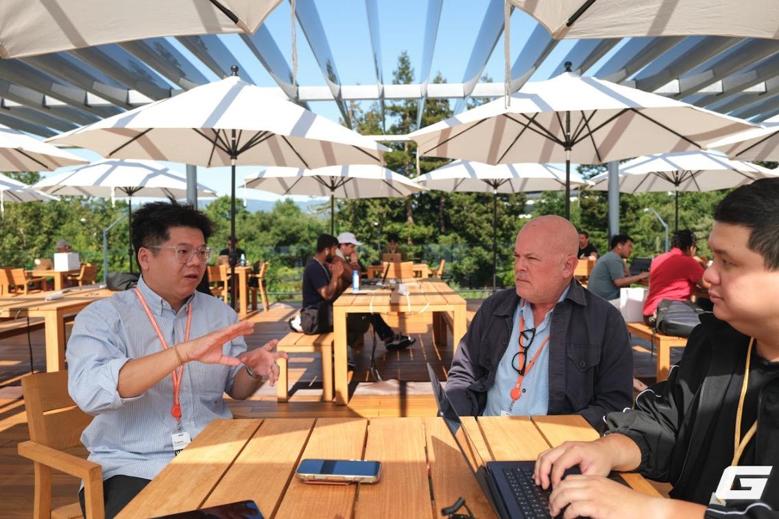 Chúng ta xem WWDC25 vì tò mò, còn các nhà phát triển tại Việt Nam đến đó làm gì? Hãy nghe họ chia sẻ ngay tại Apple Park- Ảnh 7. Chúng ta xem WWDC25 vì tò mò, còn các nhà phát triển tại Việt Nam đến đó làm gì? Hãy nghe họ chia sẻ ngay tại Apple Park- Ảnh 7.