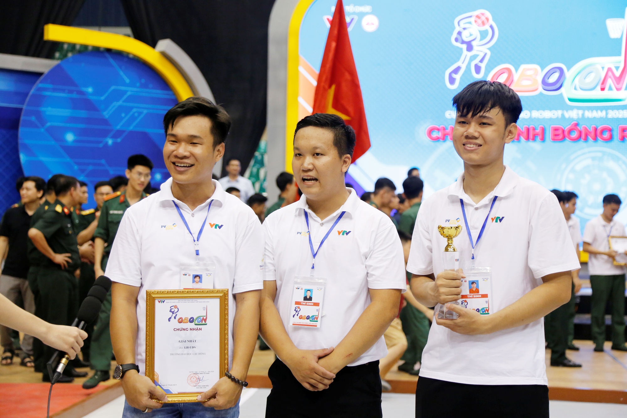 Hành trình chạm đỉnh vinh quang Robocon của những "chiến binh" LH-UDS- Ảnh 12. Hành trình chạm đỉnh vinh quang Robocon của những "chiến binh" LH-UDS- Ảnh 12.