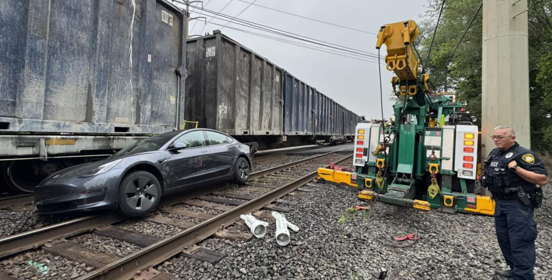 Tesla Model 3 gây tai nạn với tàu hỏa, tài xế khẳng định: "Do chế độ tự lái"- Ảnh 1. Tesla Model 3 gây tai nạn với tàu hỏa, tài xế khẳng định: "Do chế độ tự lái"- Ảnh 1.
