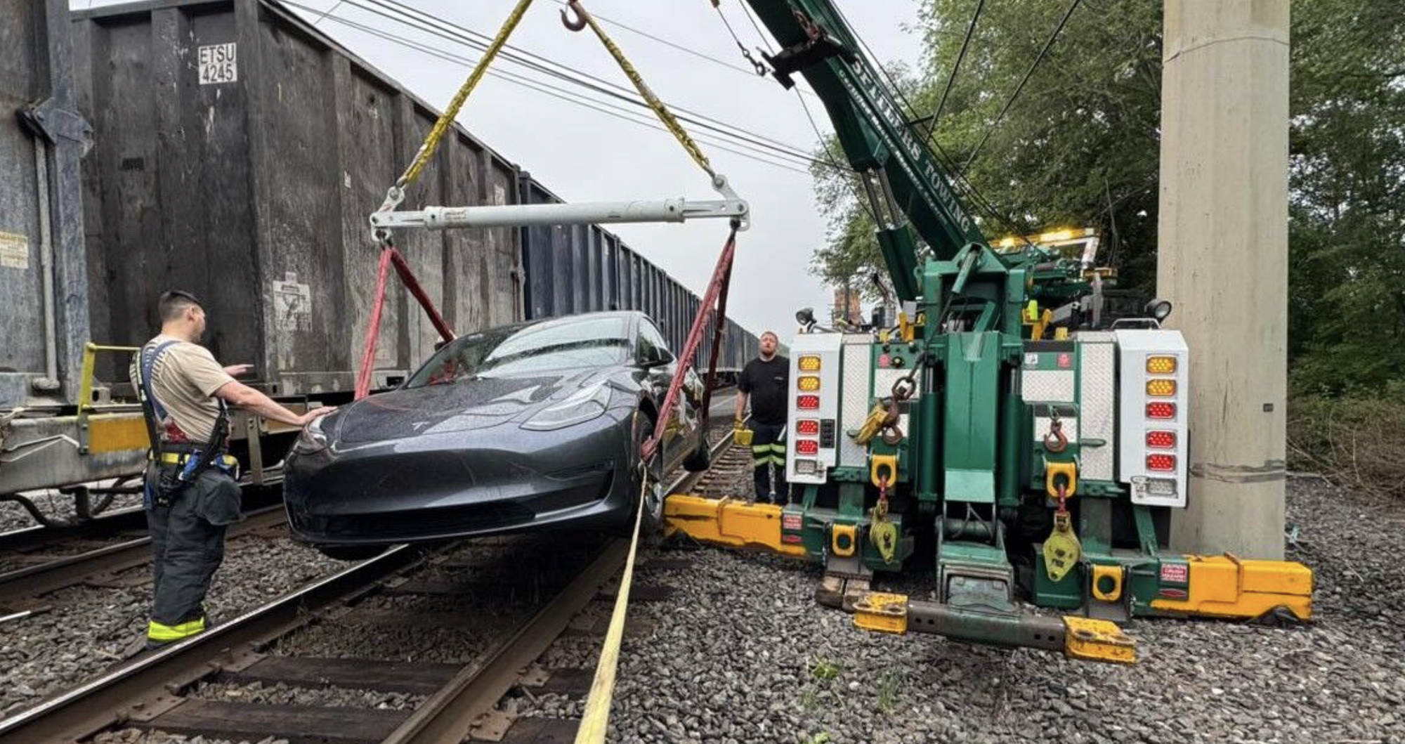 Tesla Model 3 gây tai nạn với tàu hỏa, tài xế khẳng định: "Do chế độ tự lái"- Ảnh 2. Tesla Model 3 gây tai nạn với tàu hỏa, tài xế khẳng định: "Do chế độ tự lái"- Ảnh 2.
