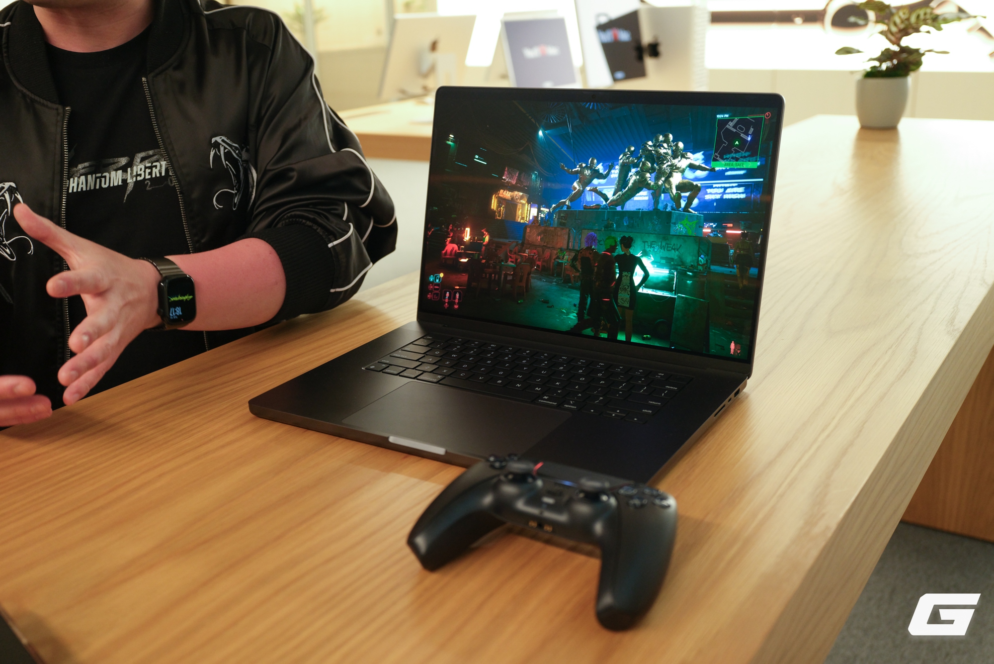 Tôi đã bất ngờ khi tận mắt thấy MacBook chạy Cyberpunk 2077 Ultra Settings với hơn 120FPS- Ảnh 5. Tôi đã bất ngờ khi tận mắt thấy MacBook chạy Cyberpunk 2077 Ultra Settings với hơn 120FPS- Ảnh 5.