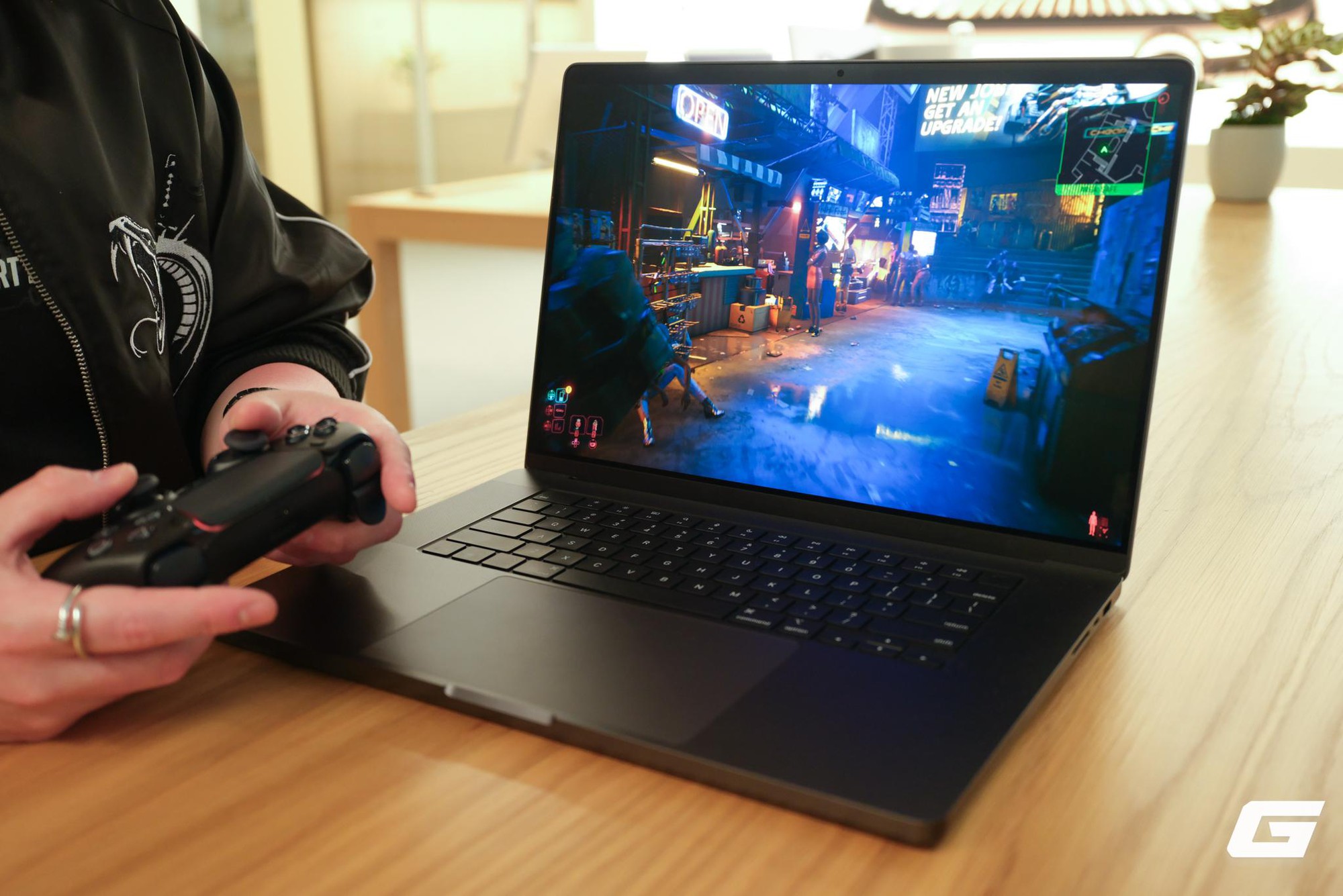 Tôi đã bất ngờ khi tận mắt thấy MacBook chạy Cyberpunk 2077 Ultra Settings với hơn 120FPS- Ảnh 3. Tôi đã bất ngờ khi tận mắt thấy MacBook chạy Cyberpunk 2077 Ultra Settings với hơn 120FPS- Ảnh 3.