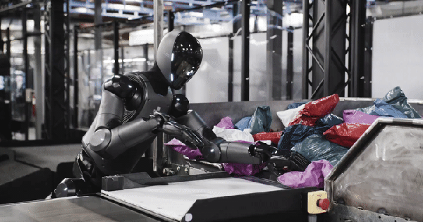 Robot hình người đang 