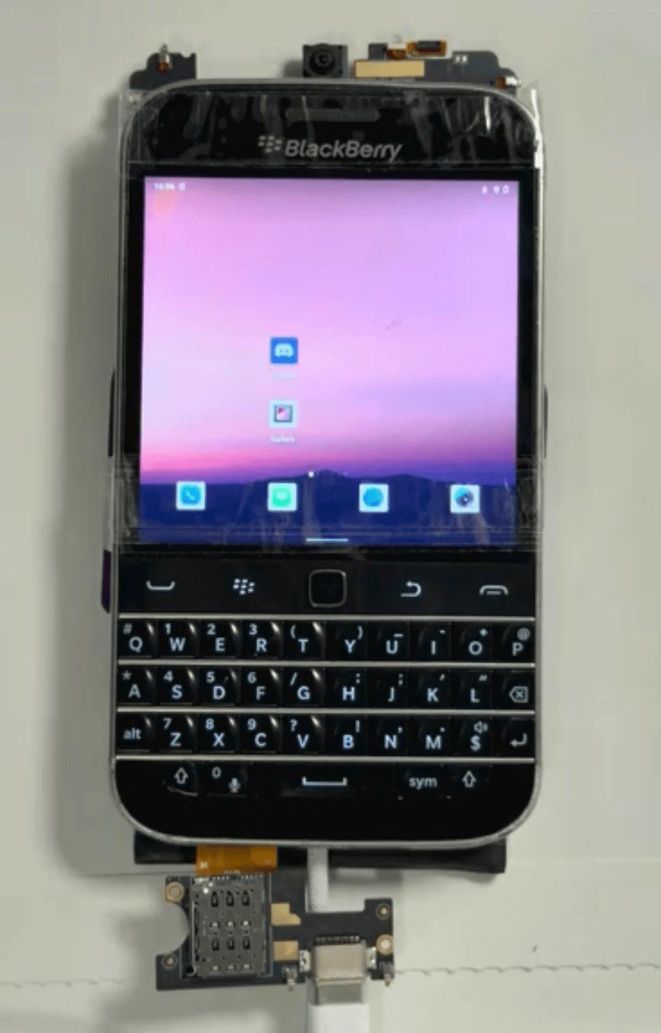 Huyền thoại BlackBerry Classic (Q20) hồi sinh với phần cứng mới, chạy Android- Ảnh 2. Huyền thoại BlackBerry Classic (Q20) hồi sinh với phần cứng mới, chạy Android- Ảnh 2.