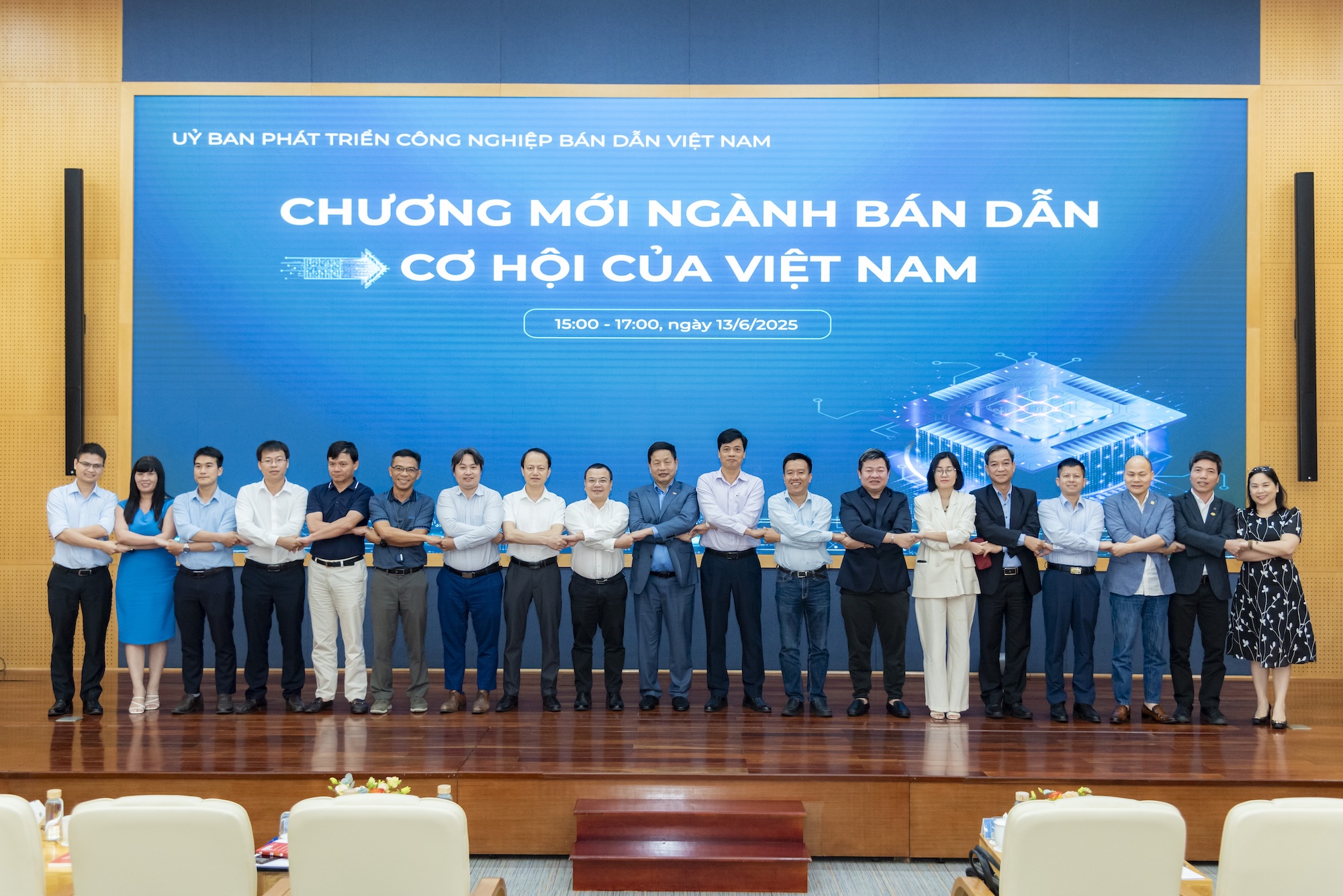 Chủ tịch FPT Trương Gia Bình: Bán dẫn là lương thực của kỷ nguyên số, AI là dầu khí của tương lai- Ảnh 1.