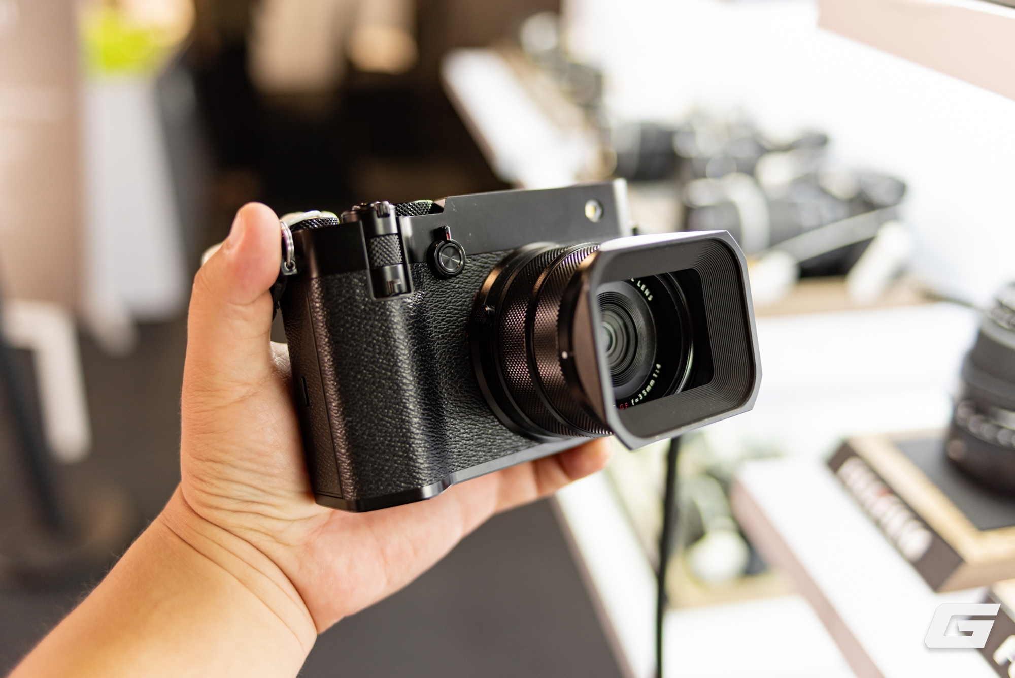 Bộ ba máy ảnh mới của Fujifilm chính thức ra mắt: Đủ các cỡ cảm biến, vẫn hoài cổ nhưng độc đáo và mới mẻ hơn, giá từ 19.5 triệu đồng- Ảnh 3. Bộ ba máy ảnh mới của Fujifilm chính thức ra mắt: Đủ các cỡ cảm biến, vẫn hoài cổ nhưng độc đáo và mới mẻ hơn, giá từ 19.5 triệu đồng- Ảnh 3.