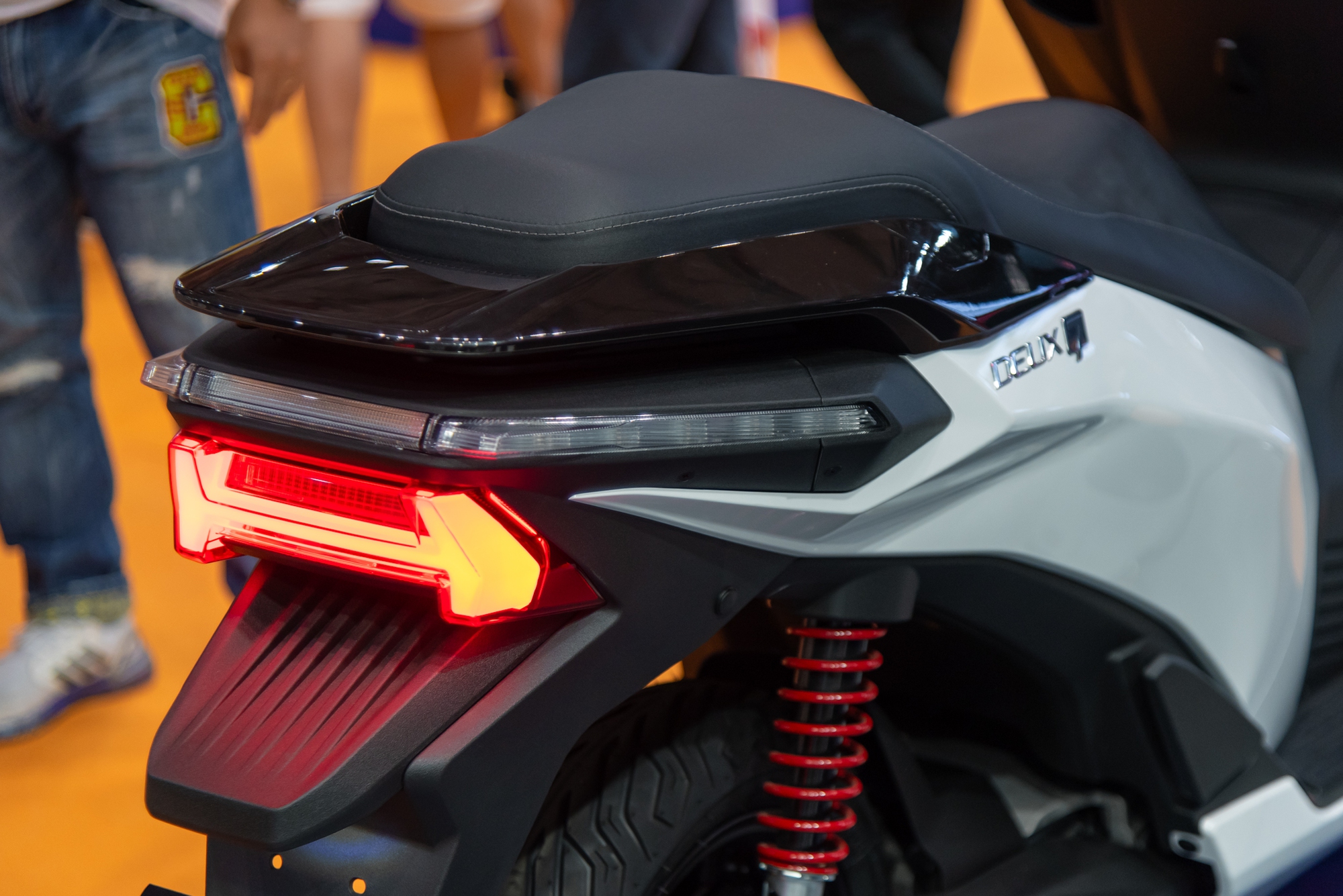 E3 Mobility Deux7 - Xe máy điện Hàn Quốc mới lạ về Việt Nam: Giá dự kiến 100 triệu đồng, nhỏ hơn SH, chạy 120km/sạc- Ảnh 5. E3 Mobility Deux7 - Xe máy điện Hàn Quốc mới lạ về Việt Nam: Giá dự kiến 100 triệu đồng, nhỏ hơn SH, chạy 120km/sạc- Ảnh 5.