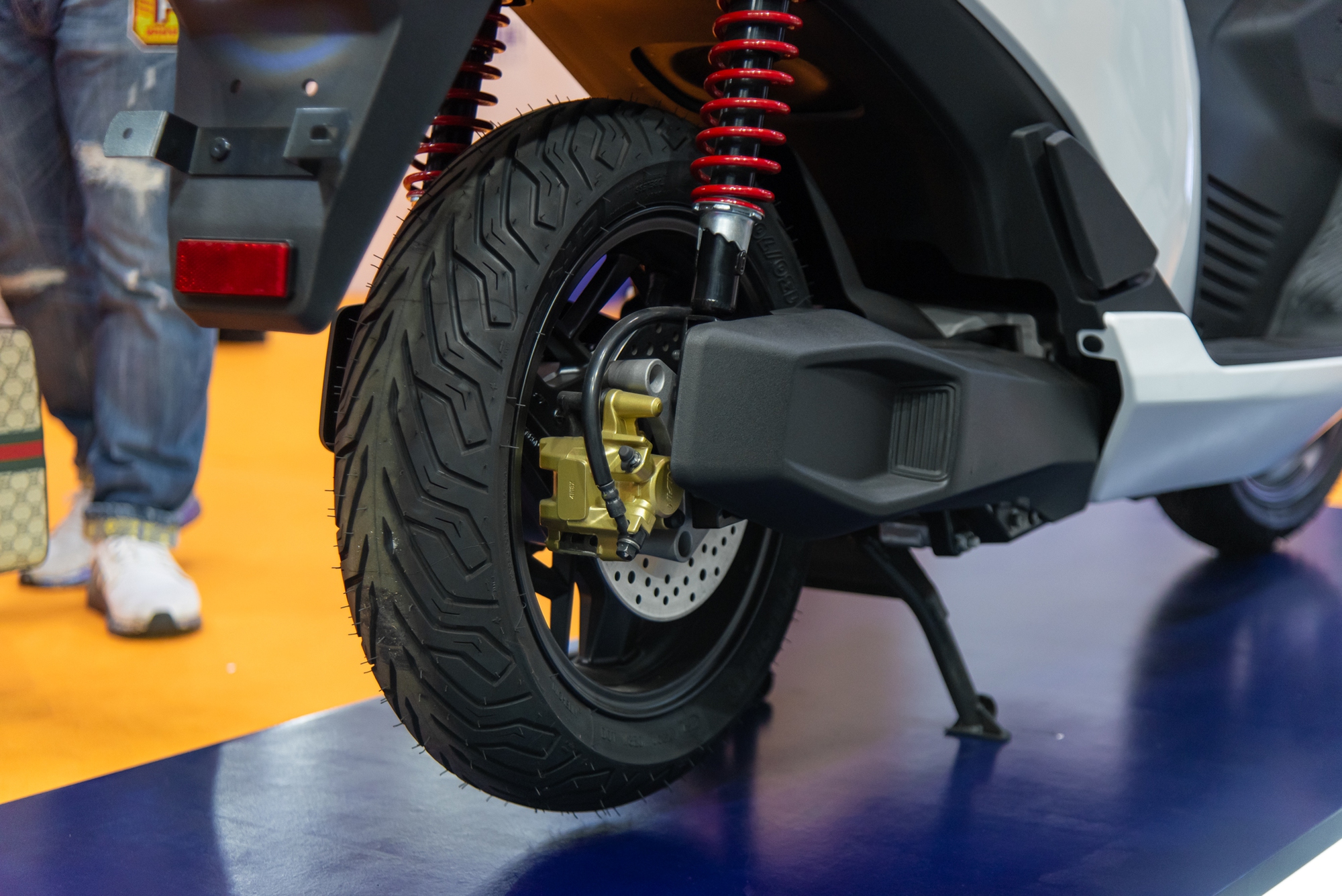 E3 Mobility Deux7 - Xe máy điện Hàn Quốc mới lạ về Việt Nam: Giá dự kiến 100 triệu đồng, nhỏ hơn SH, chạy 120km/sạc- Ảnh 7. E3 Mobility Deux7 - Xe máy điện Hàn Quốc mới lạ về Việt Nam: Giá dự kiến 100 triệu đồng, nhỏ hơn SH, chạy 120km/sạc- Ảnh 7.