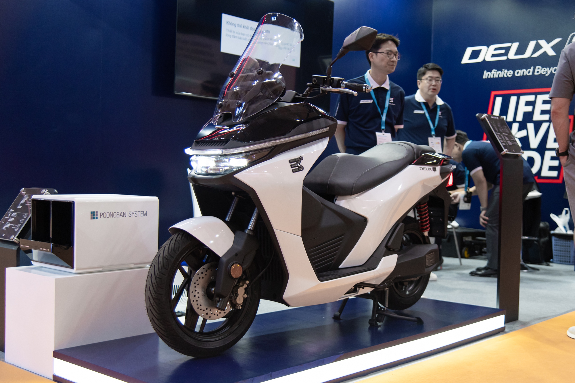E3 Mobility Deux7 - Xe máy điện Hàn Quốc mới lạ về Việt Nam: Giá dự kiến 100 triệu đồng, nhỏ hơn SH, chạy 120km/sạc- Ảnh 1. E3 Mobility Deux7 - Xe máy điện Hàn Quốc mới lạ về Việt Nam: Giá dự kiến 100 triệu đồng, nhỏ hơn SH, chạy 120km/sạc- Ảnh 1.