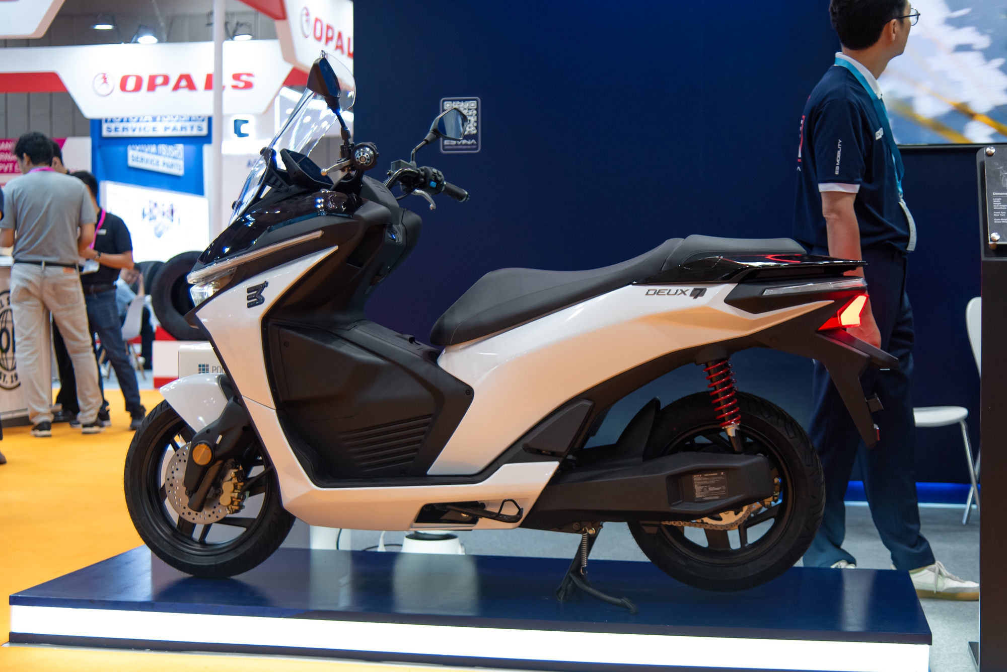 E3 Mobility Deux7 - Xe máy điện Hàn Quốc mới lạ về Việt Nam: Giá dự kiến 100 triệu đồng, nhỏ hơn SH, chạy 120km/sạc- Ảnh 2. E3 Mobility Deux7 - Xe máy điện Hàn Quốc mới lạ về Việt Nam: Giá dự kiến 100 triệu đồng, nhỏ hơn SH, chạy 120km/sạc- Ảnh 2.