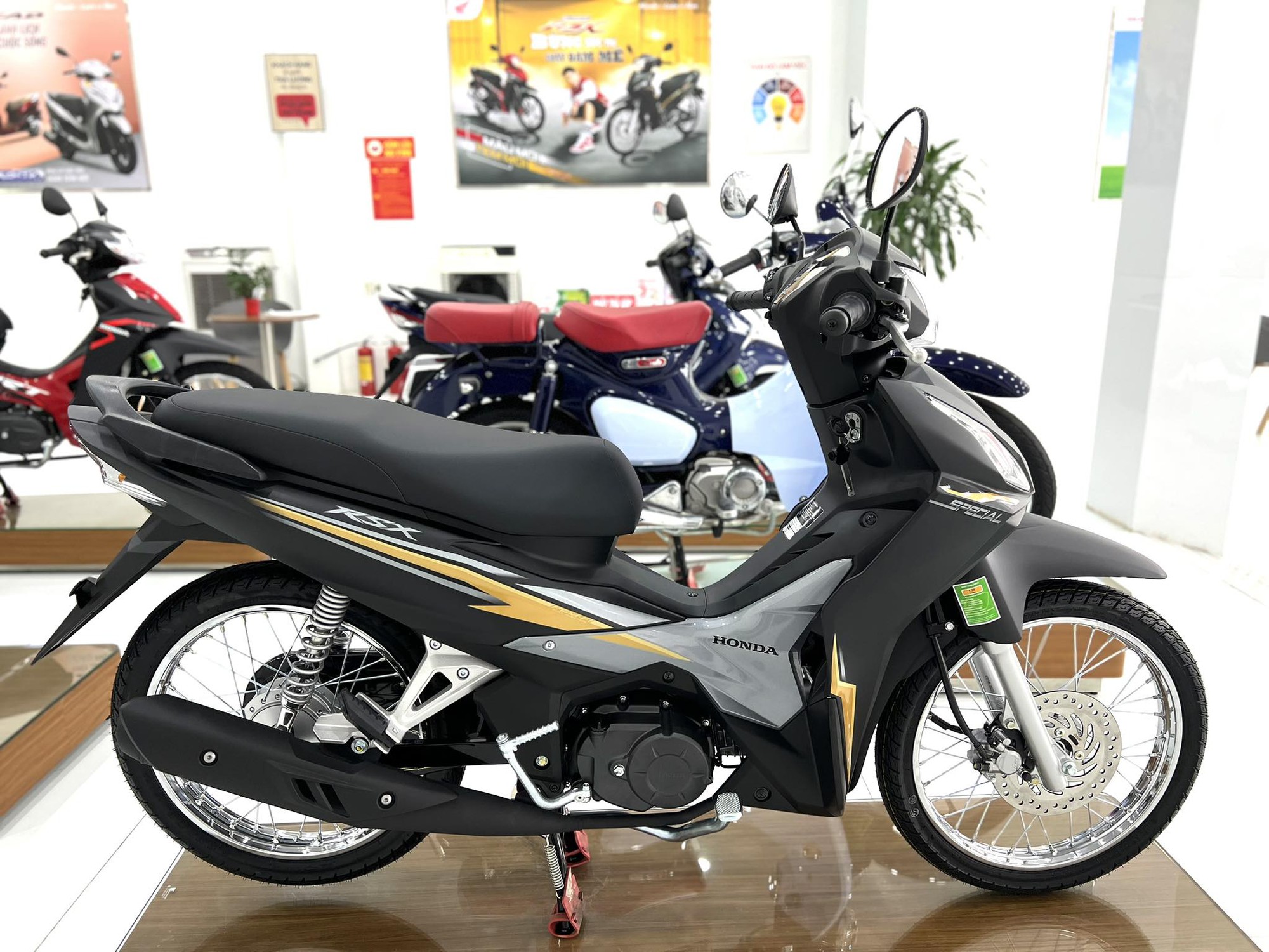 Xe máy số “siêu tiết kiệm” của Honda bất ngờ giảm sâu, chỉ tốn 1,56 lit/100 km- Ảnh 2. Xe máy số “siêu tiết kiệm” của Honda bất ngờ giảm sâu, chỉ tốn 1,56 lit/100 km- Ảnh 2.