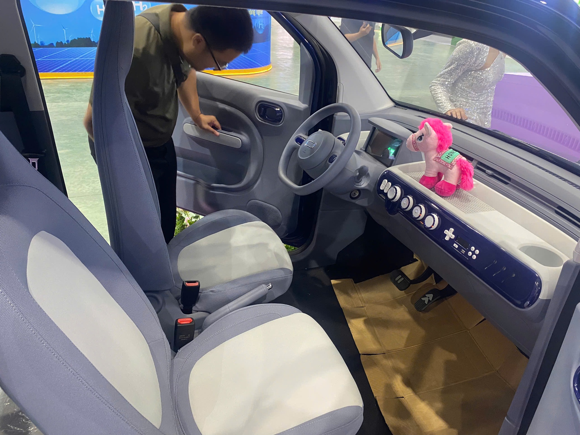 Bộ đôi xe điện mini đổ bộ thị trường Việt: Cấu hình 2 chỗ ngồi, di chuyển tối đa 170km - có chiếc chốt giá 199 triệu đồng- Ảnh 4. Bộ đôi xe điện mini đổ bộ thị trường Việt: Cấu hình 2 chỗ ngồi, di chuyển tối đa 170km - có chiếc chốt giá 199 triệu đồng- Ảnh 4.