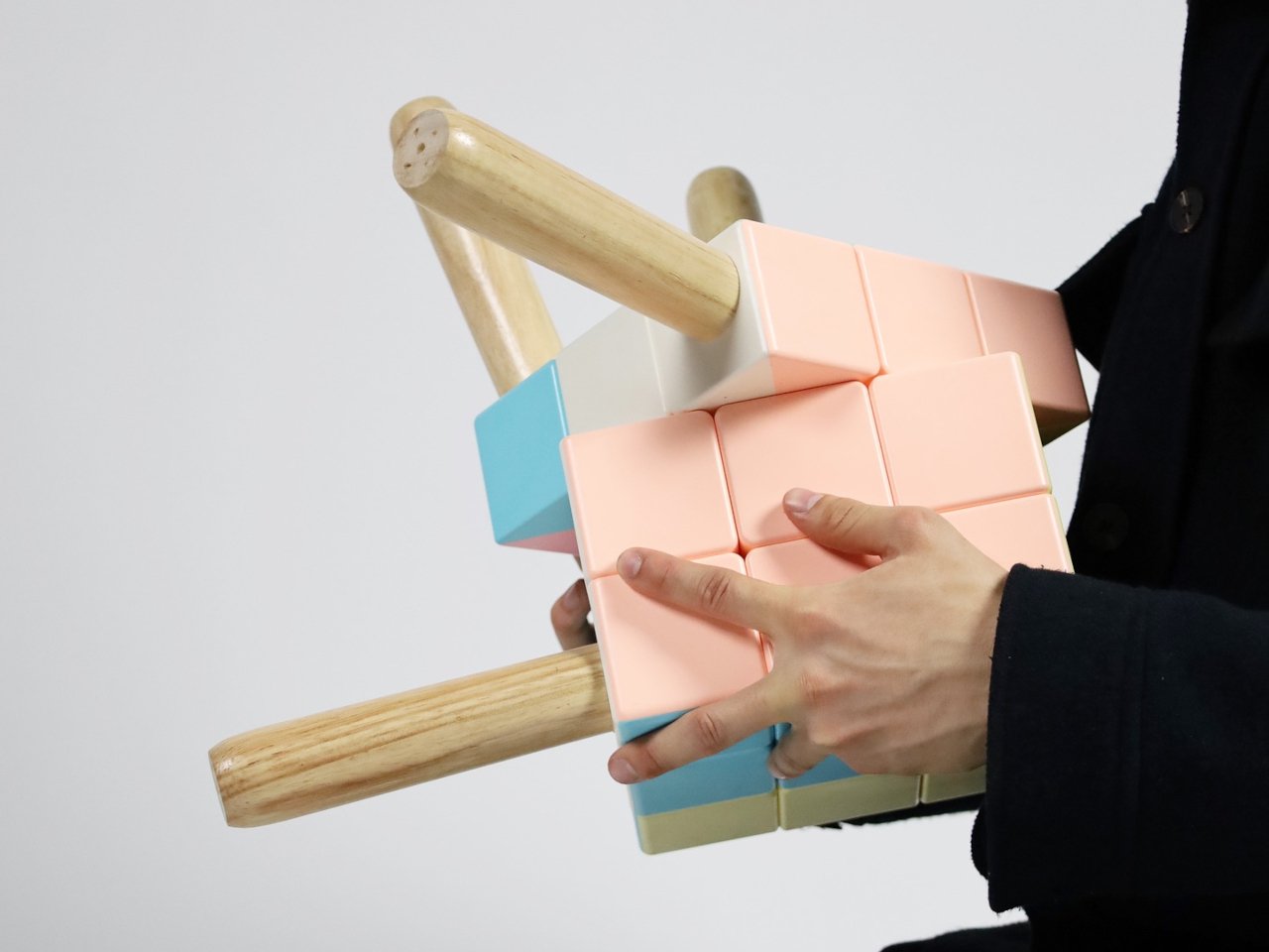 Ghế Rubik lạ đời, muốn ngồi phải giải đố- Ảnh 3. Ghế Rubik lạ đời, muốn ngồi phải giải đố- Ảnh 3.