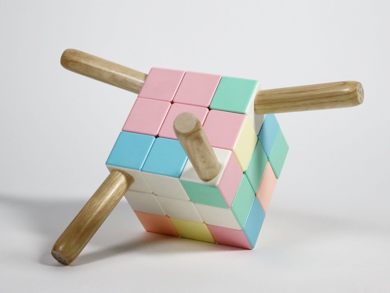 Ghế Rubik lạ đời, muốn ngồi phải giải đố- Ảnh 1. Ghế Rubik lạ đời, muốn ngồi phải giải đố- Ảnh 1.