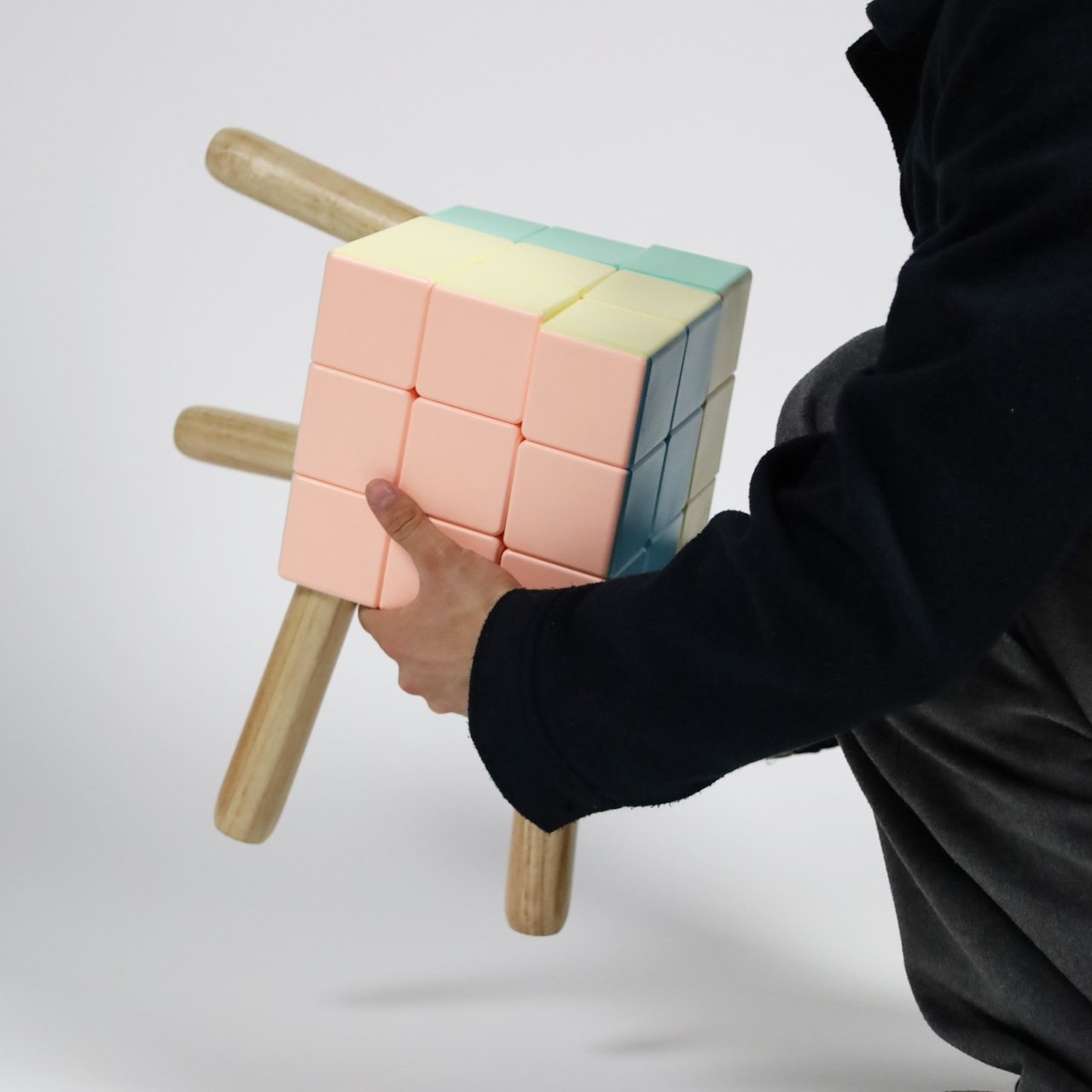 Ghế Rubik lạ đời, muốn ngồi phải giải đố- Ảnh 2. Ghế Rubik lạ đời, muốn ngồi phải giải đố- Ảnh 2.