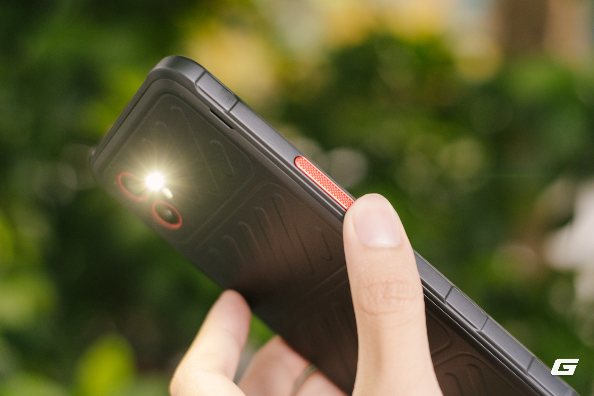Tôi dùng thử smartphone siêu bền của Samsung: Drop-test trên sàn bê tông, ngâm nước đá,... điện thoại của bạn có làm được?- Ảnh 8. Tôi dùng thử smartphone siêu bền của Samsung: Drop-test trên sàn bê tông, ngâm nước đá,... điện thoại của bạn có làm được?- Ảnh 8.