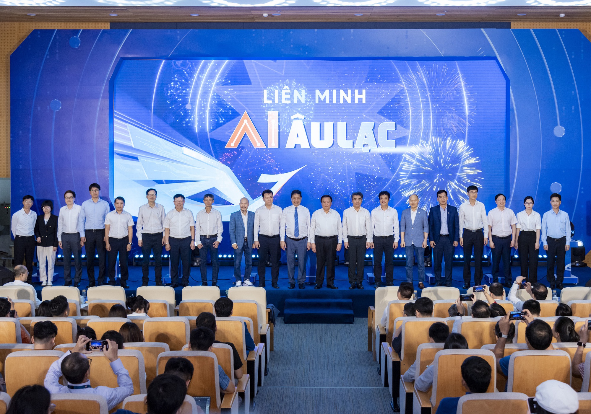 CEO BKAV Nguyễn Tử Quảng: “AI là cơ hội ngàn năm có một để Việt Nam vươn lên nhóm quốc gia công nghệ hàng đầu thế giới”- Ảnh 2. CEO BKAV Nguyễn Tử Quảng: “AI là cơ hội ngàn năm có một để Việt Nam vươn lên nhóm quốc gia công nghệ hàng đầu thế giới”- Ảnh 2.
