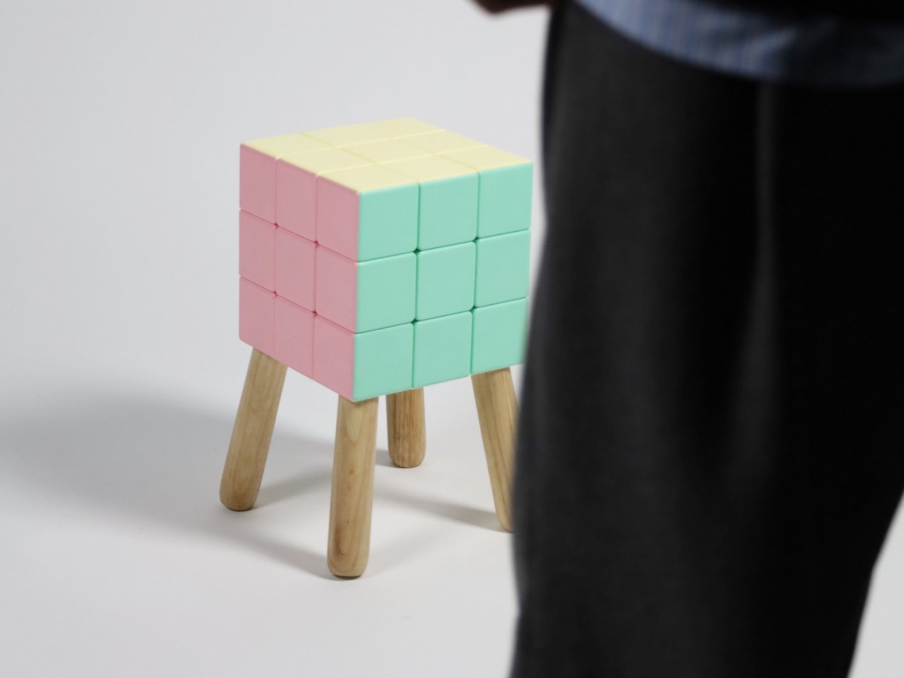 Ghế Rubik lạ đời, muốn ngồi phải giải đố- Ảnh 6. Ghế Rubik lạ đời, muốn ngồi phải giải đố- Ảnh 6.