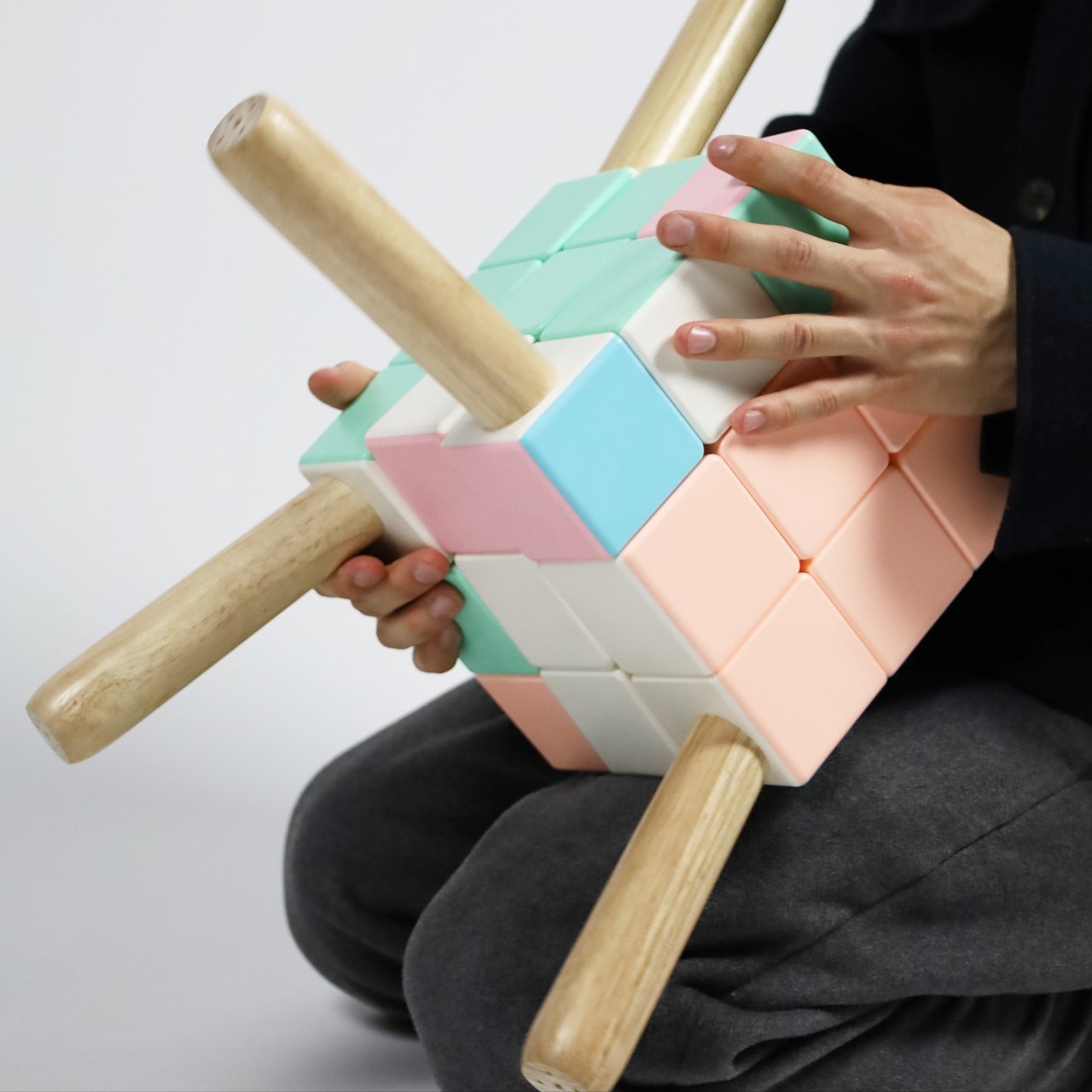 Ghế Rubik lạ đời, muốn ngồi phải giải đố- Ảnh 4. Ghế Rubik lạ đời, muốn ngồi phải giải đố- Ảnh 4.