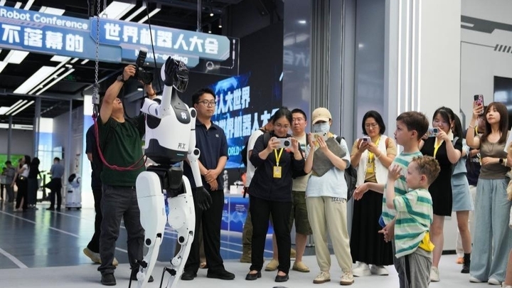Robot Trung Quốc 'cháy hàng' vì chạy như vận động viên- Ảnh 4. Robot Trung Quốc 'cháy hàng' vì chạy như vận động viên- Ảnh 4.