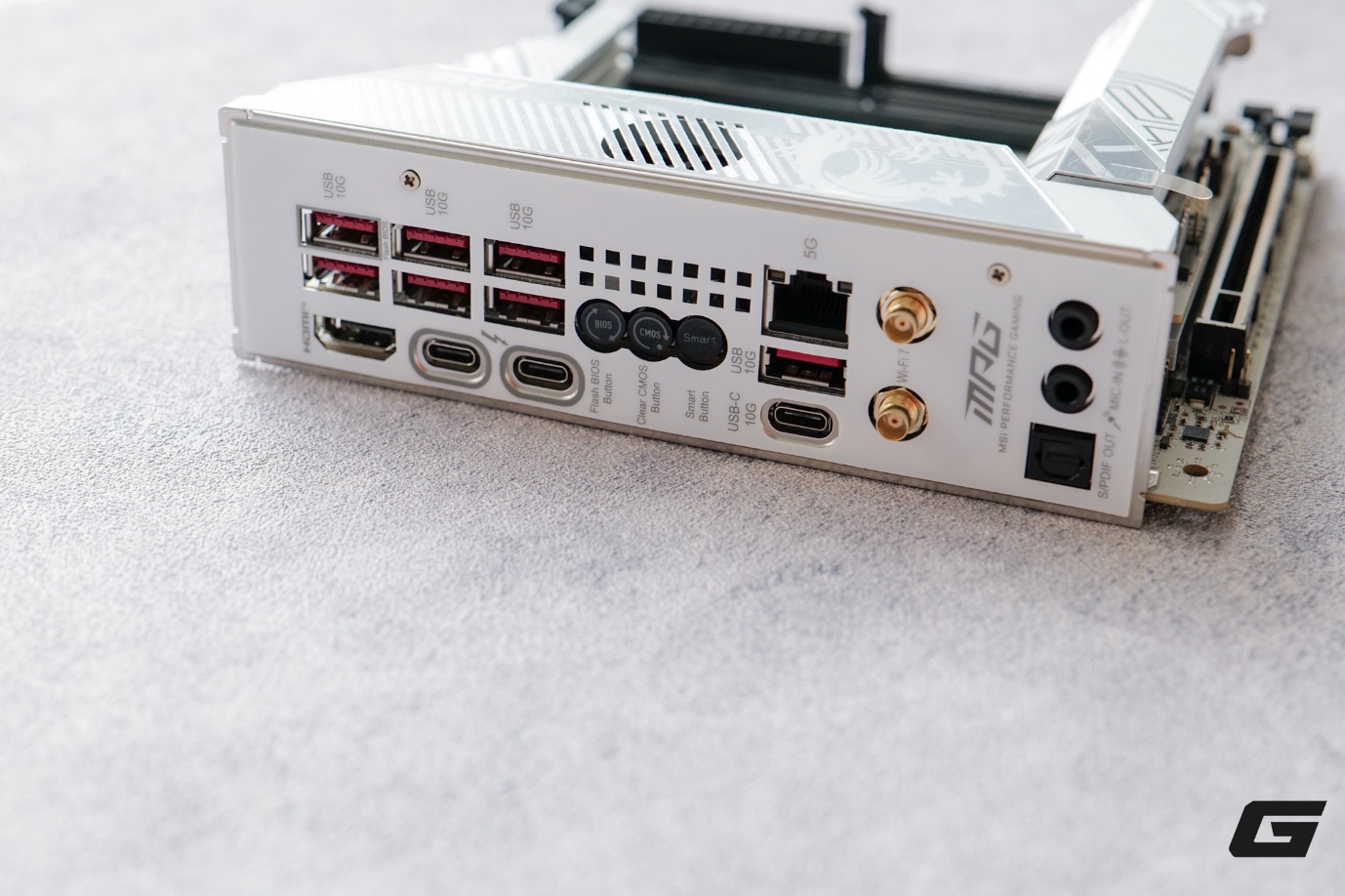 Mở hộp MSI MPG Z890I EDGE TI WIFI: Tông trắng cho những cấu hình nhỏ nhắn- Ảnh 13. The back of a white device AI-generated content may be incorrect.