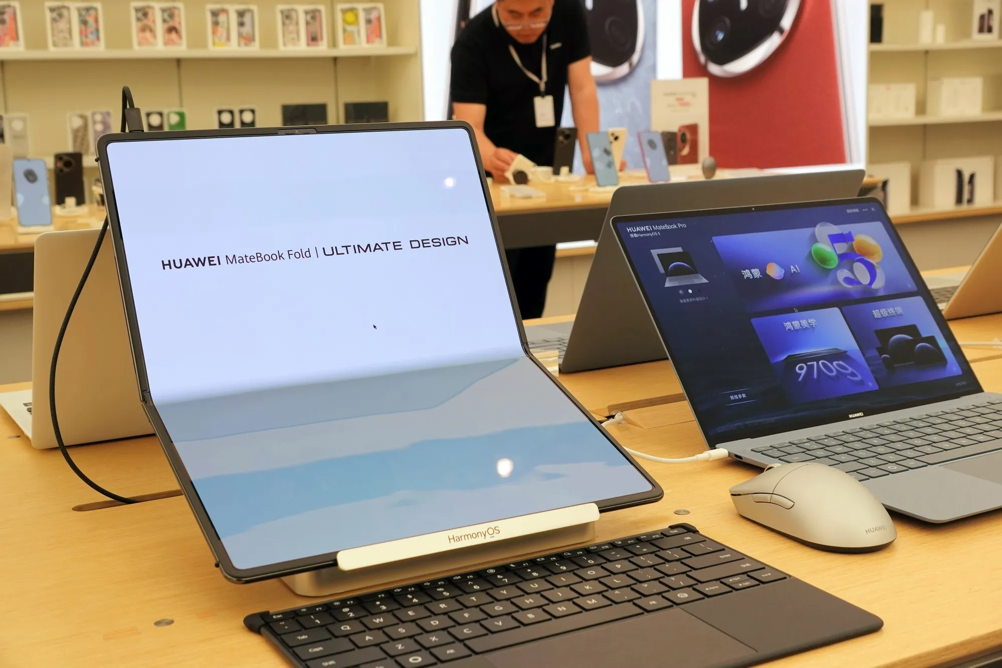 Laptop gập giá ngang Honda SH nhưng vẫn dùng chip thế hệ cũ: Dấu hiệu Huawei đang gặp vấn đề nghiêm trọng?