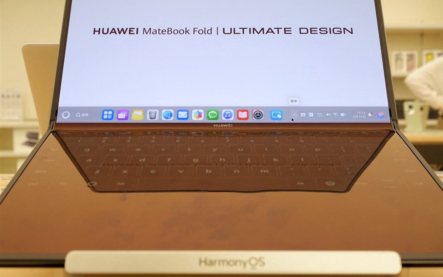 Laptop gập giá ngang Honda SH nhưng vẫn dùng chip thế hệ cũ: Dấu hiệu Huawei đang gặp vấn đề nghiêm trọng?