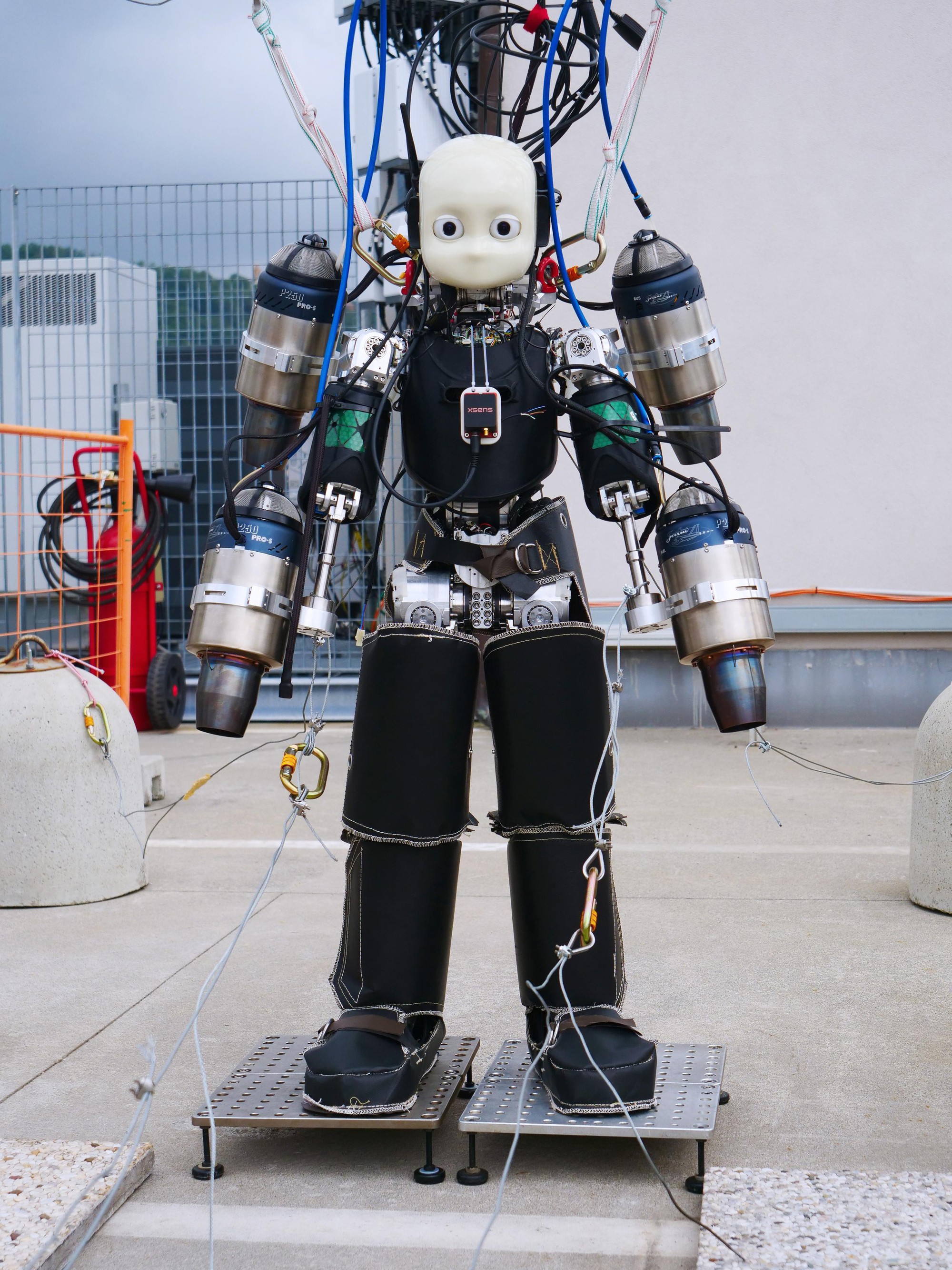 Robot cứu hộ đeo ba lô phản lực: Từ ý tưởng khoa học viễn tưởng đến hiện thực đáng kinh ngạc- Ảnh 2. Robot cứu hộ đeo ba lô phản lực: Từ ý tưởng khoa học viễn tưởng đến hiện thực đáng kinh ngạc- Ảnh 2.
